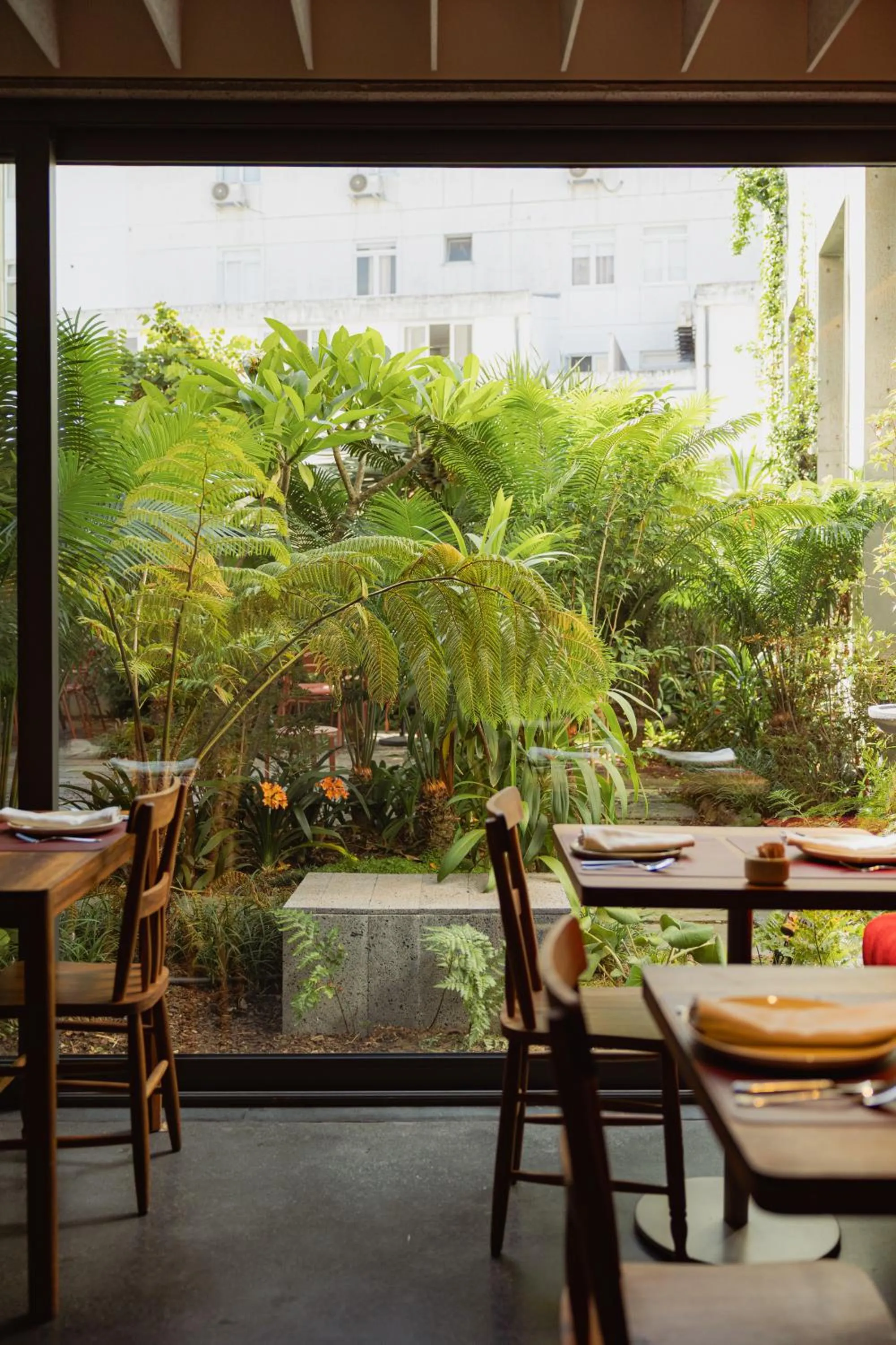 Restaurant/places to eat in NINE DOTS Azorean Art Boutique Hotel