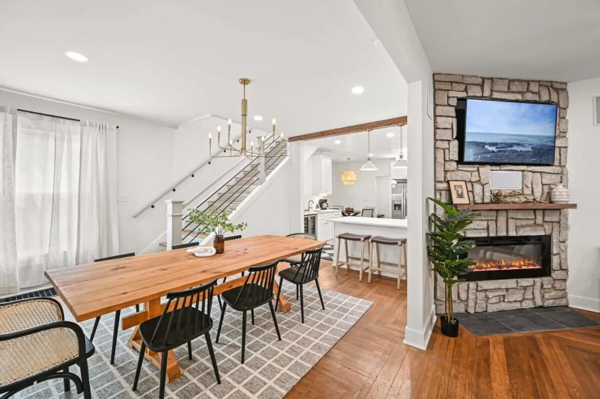 4BR for 10, Near Ark, High-Tech Kitchen, Parking!