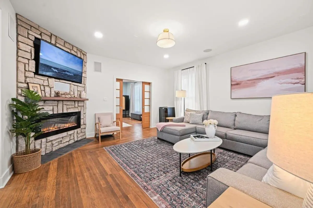 4BR for 10, Near Ark, High-Tech Kitchen, Parking!