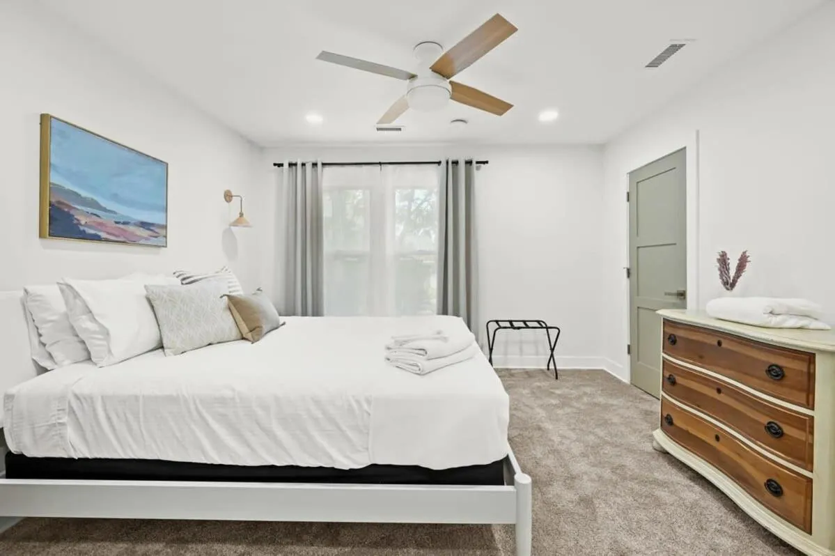 Bed in 4BR for 10, Near Ark, High-Tech Kitchen, Parking!