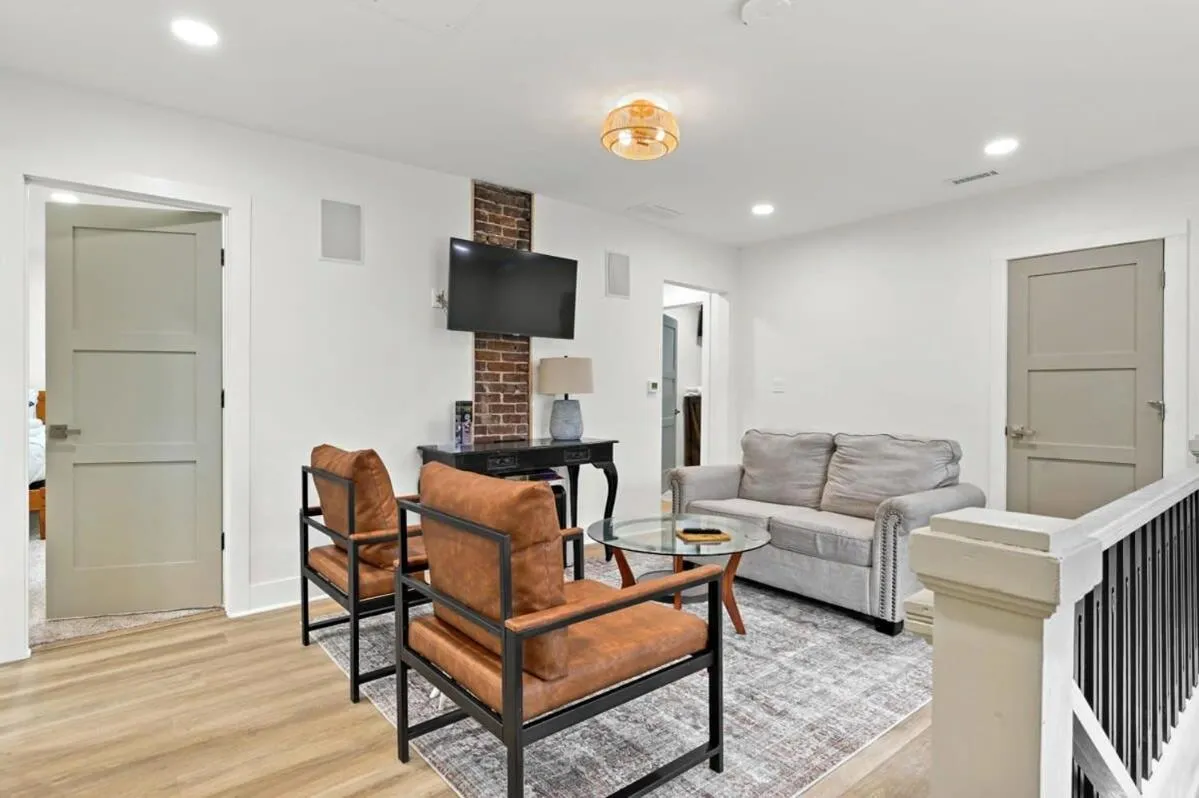 4BR for 10, Near Ark, High-Tech Kitchen, Parking!