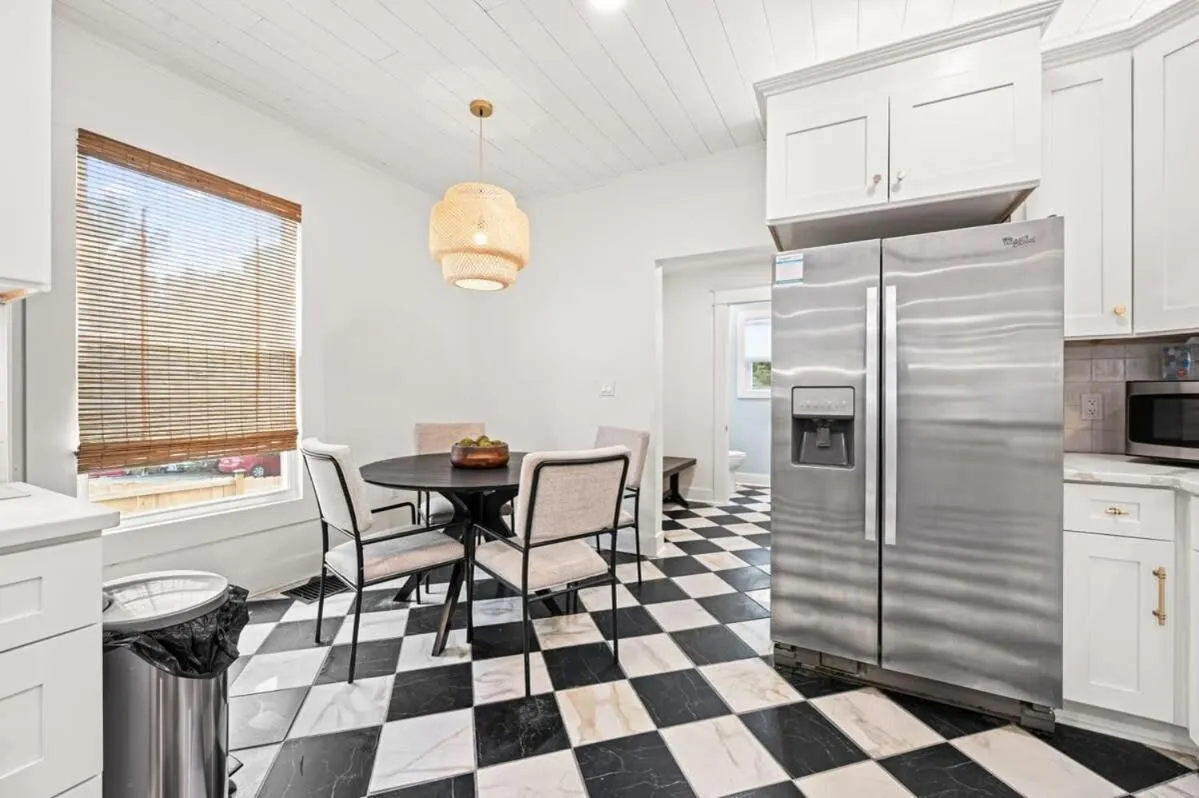 4BR for 10, Near Ark, High-Tech Kitchen, Parking!