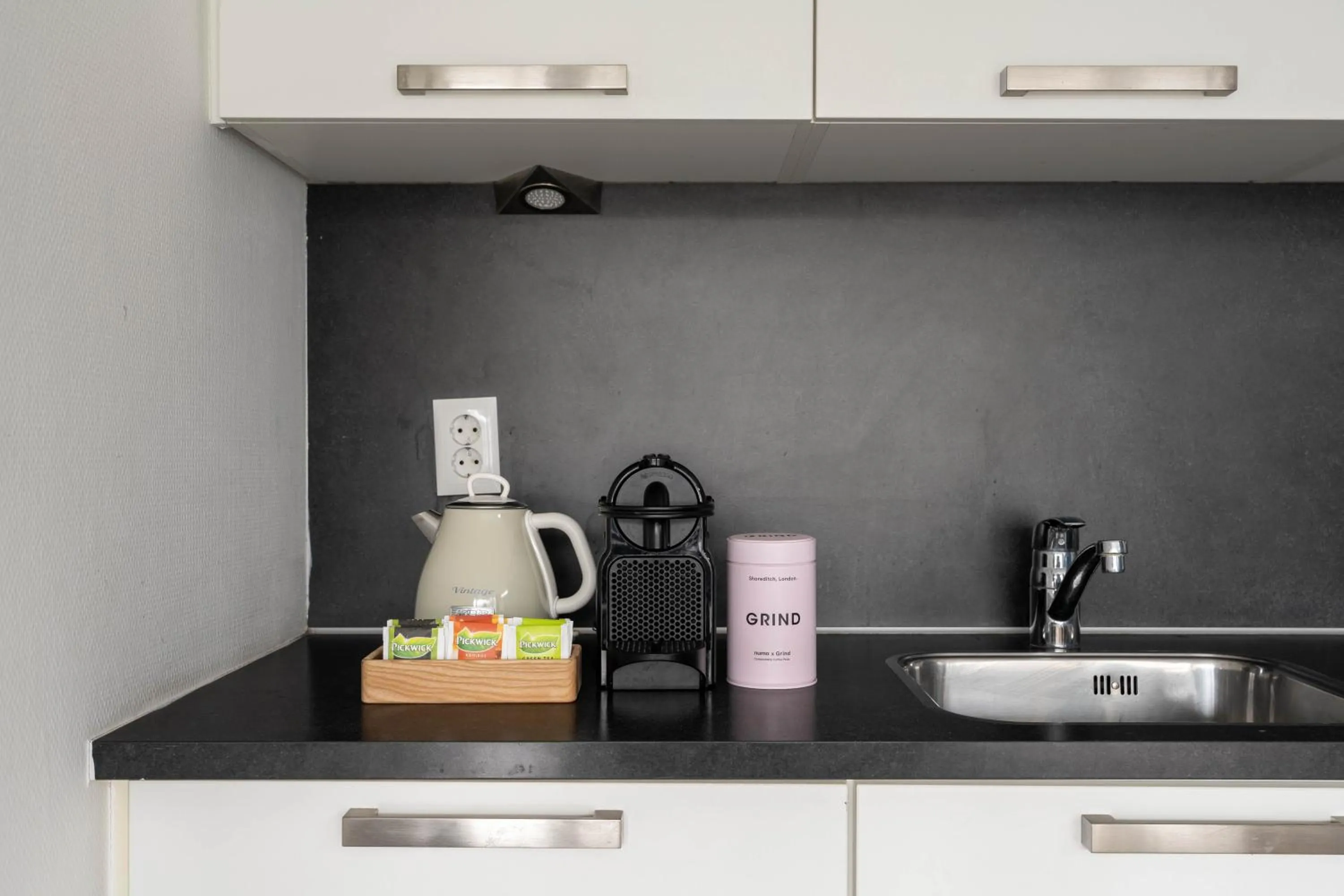 Coffee/tea facilities in YAYS Amsterdam Prince Island by Numa