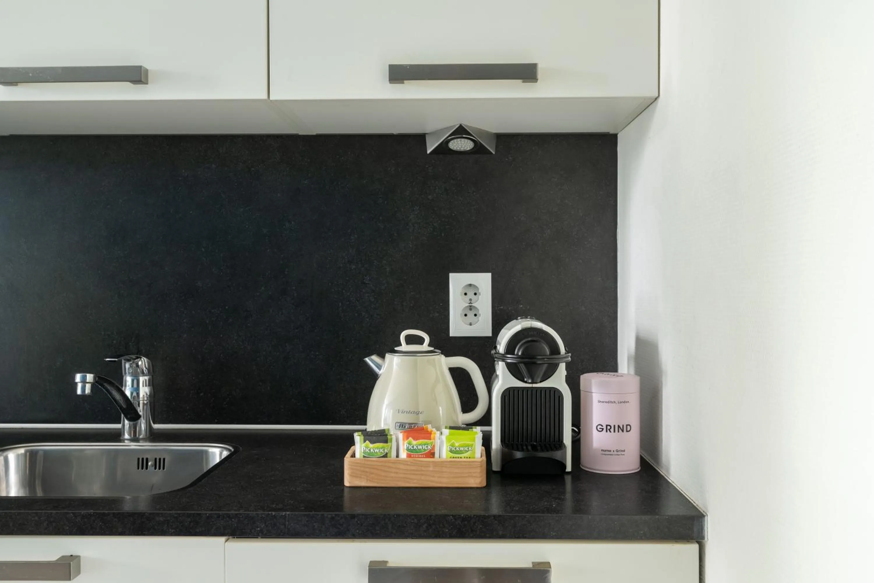 Coffee/tea facilities in YAYS Amsterdam Prince Island by Numa