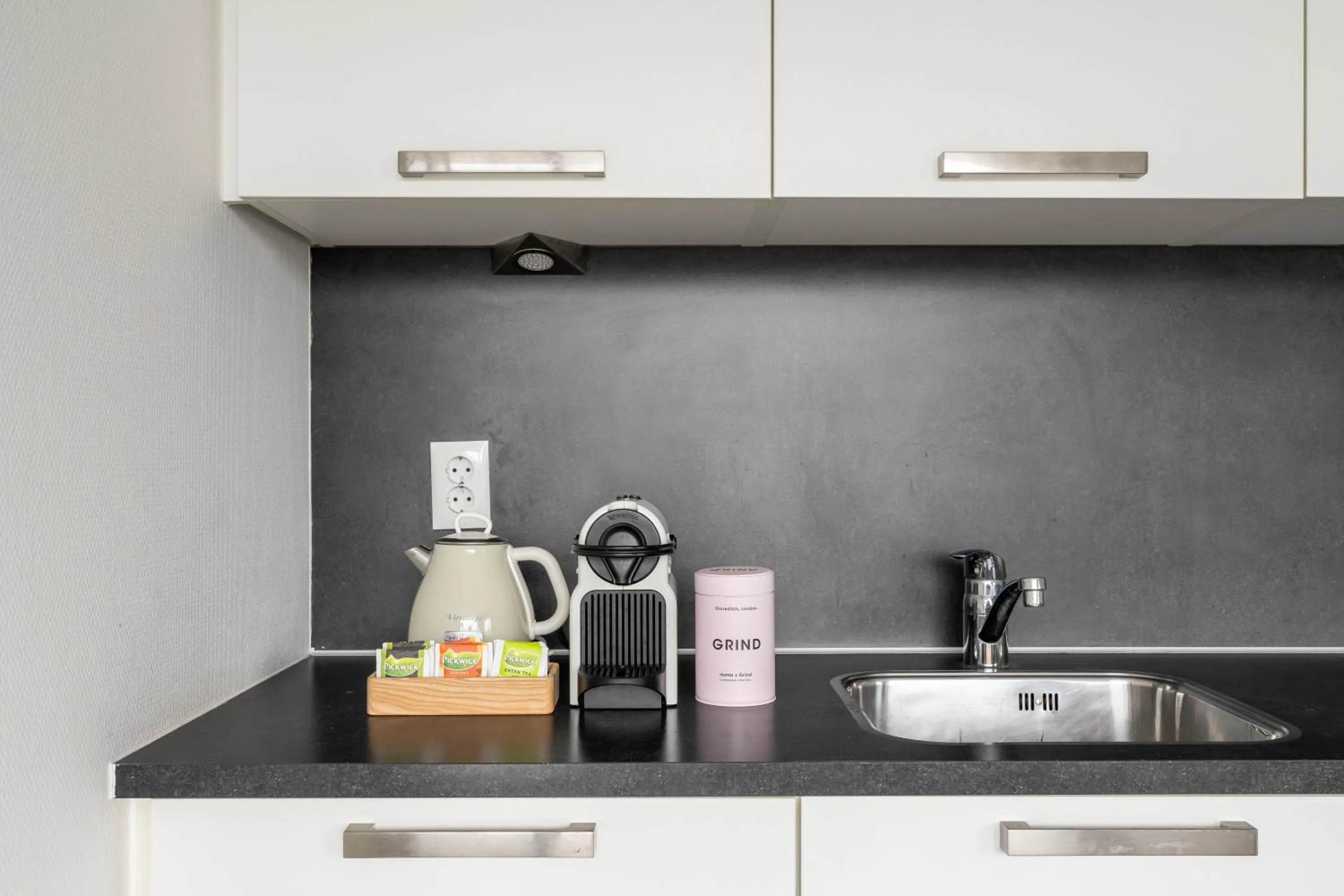 Coffee/tea facilities in YAYS Amsterdam Prince Island by Numa