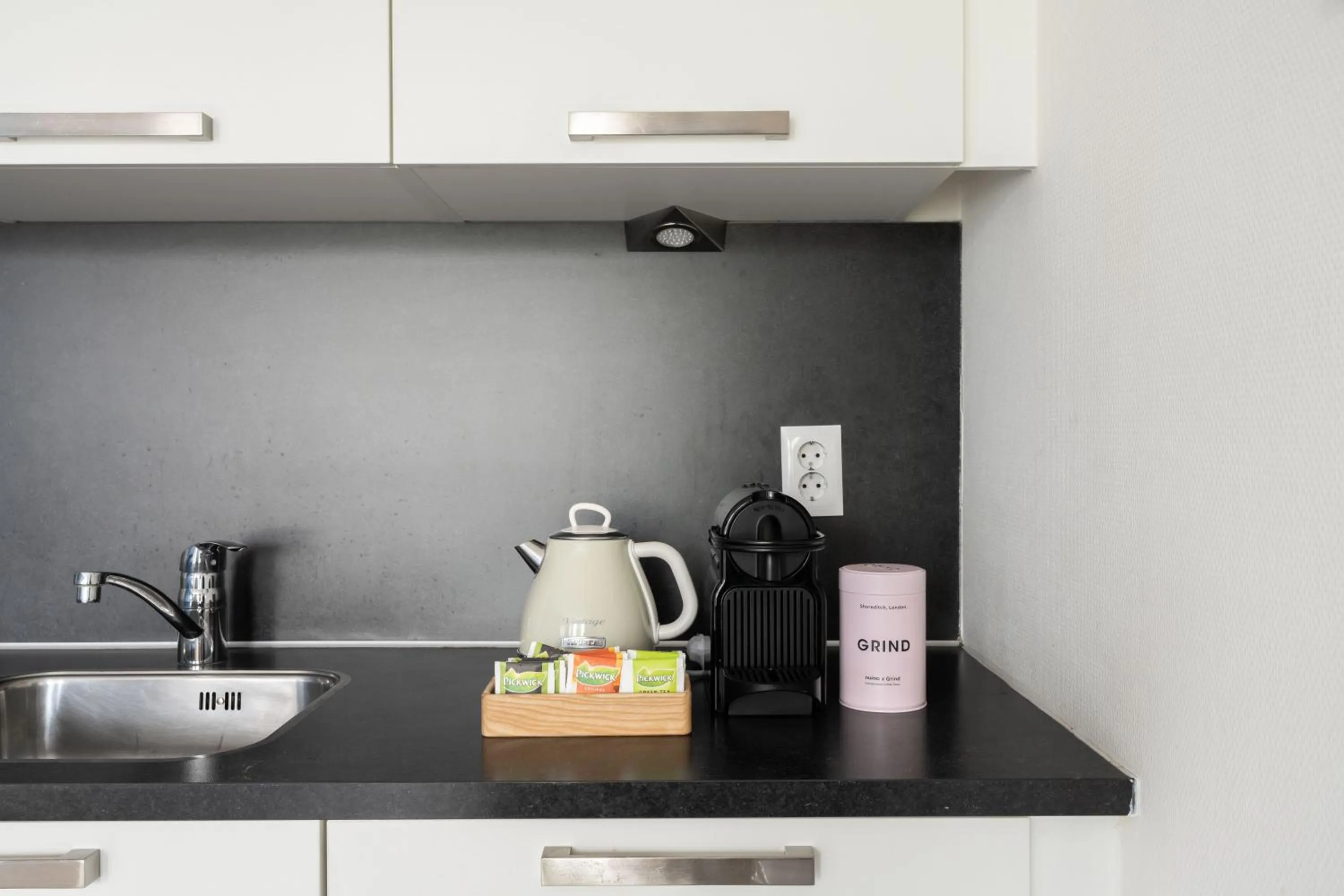 Coffee/tea facilities in YAYS Amsterdam Prince Island by Numa