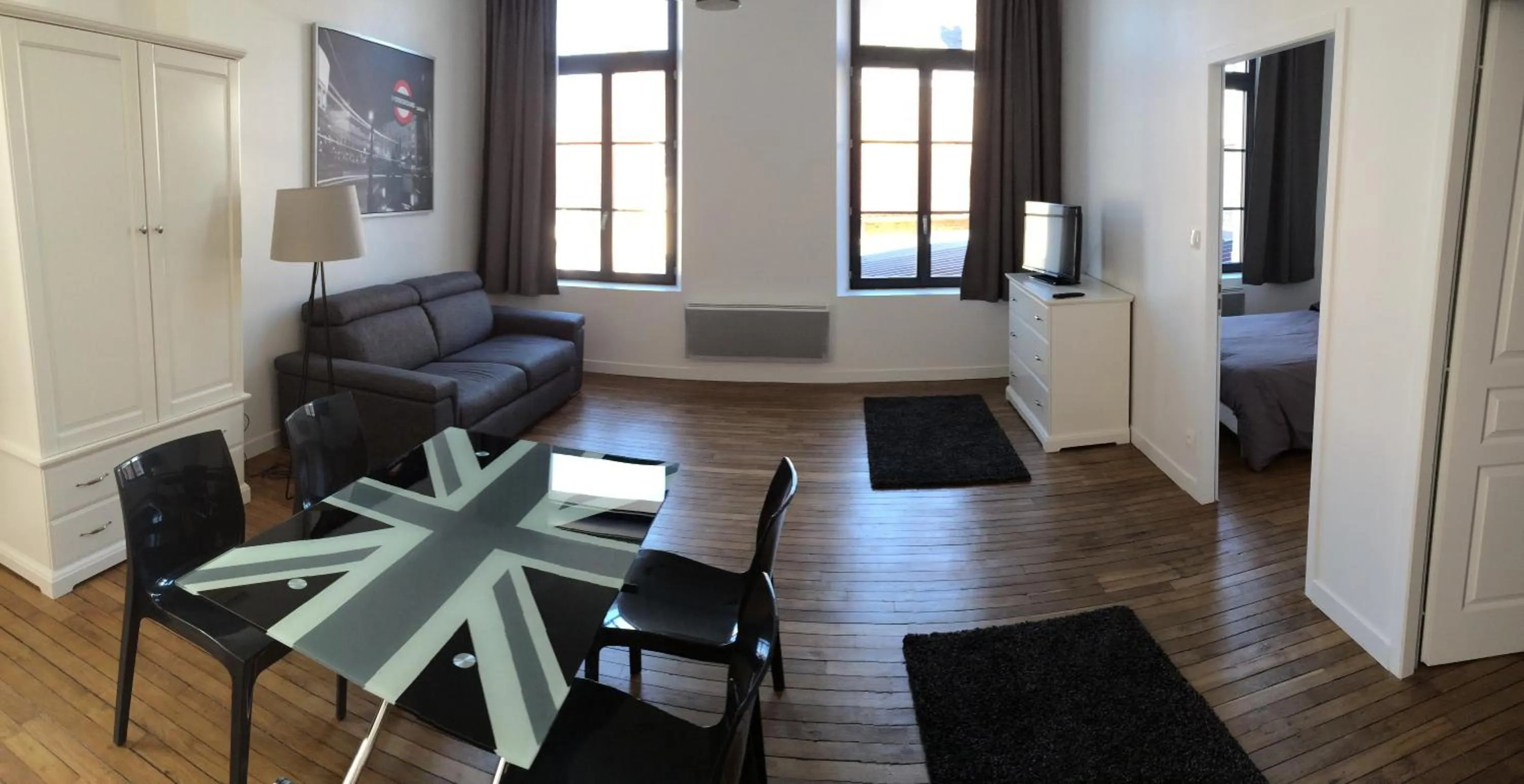 Seating area, Bed in Som-home