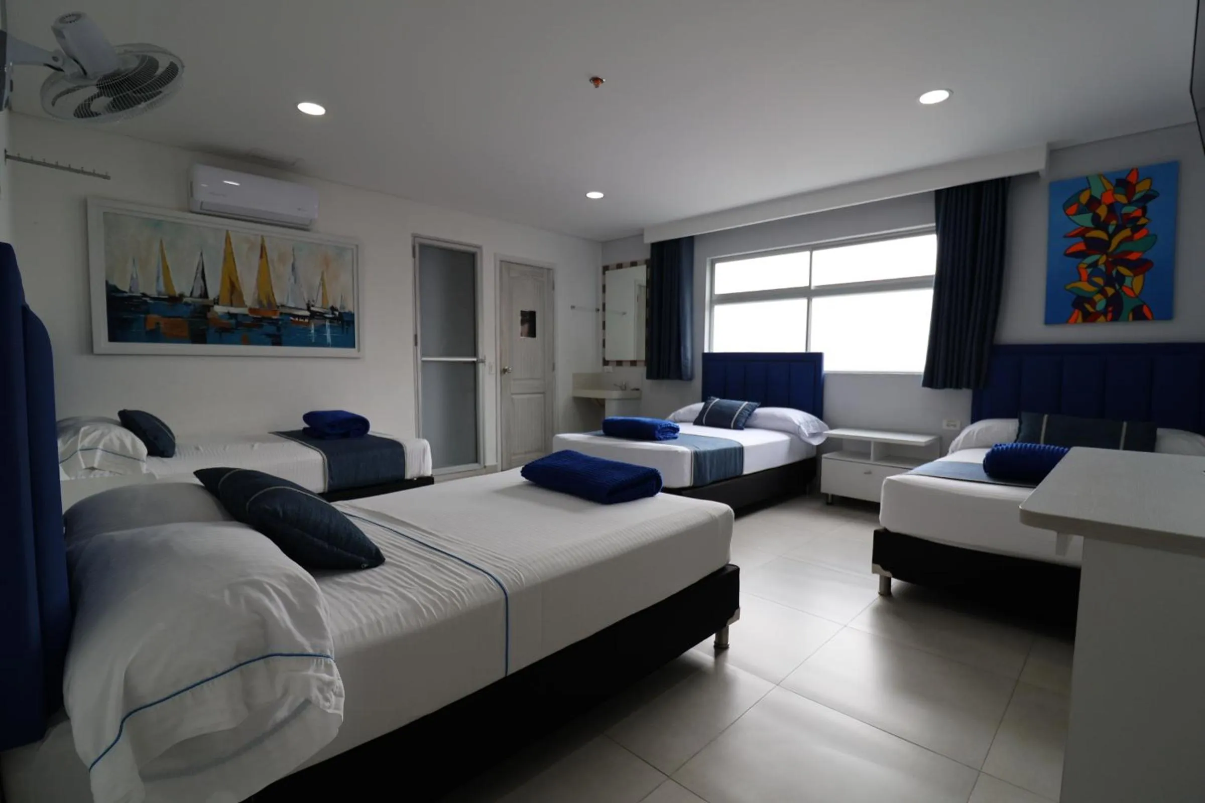 towels, Bed in El Oscar Hotel