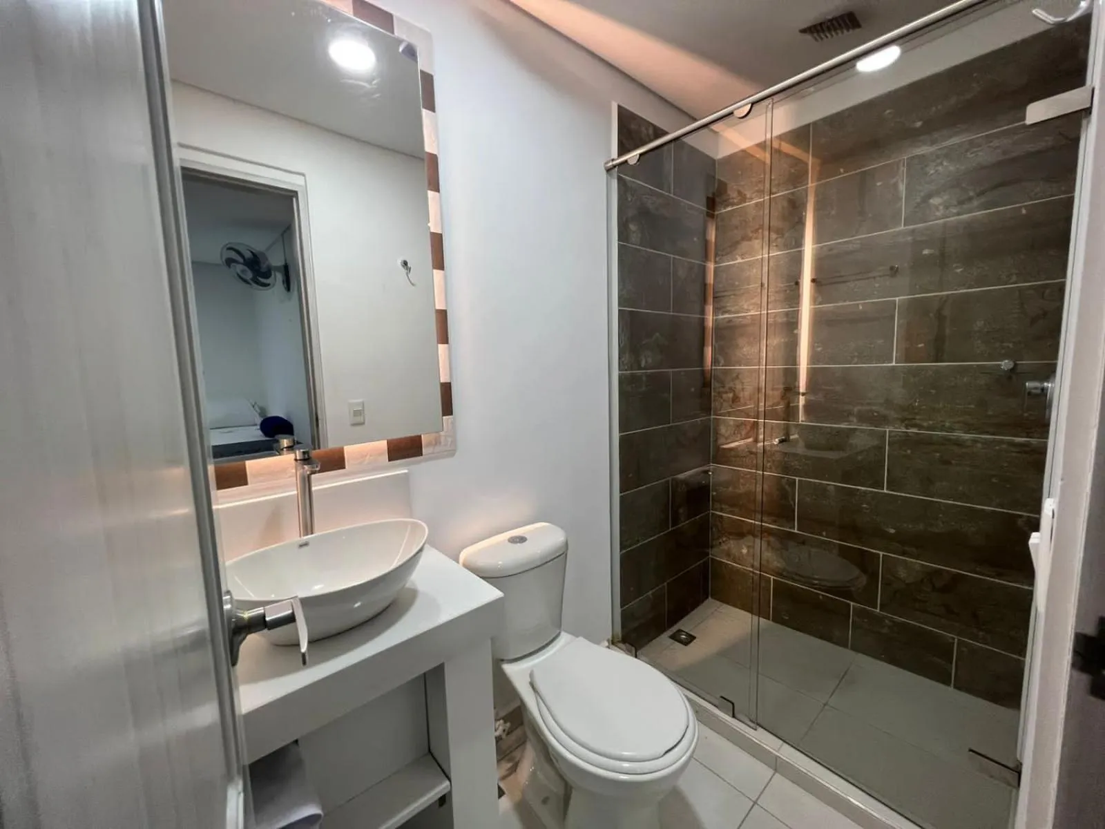 Bathroom in El Oscar Hotel