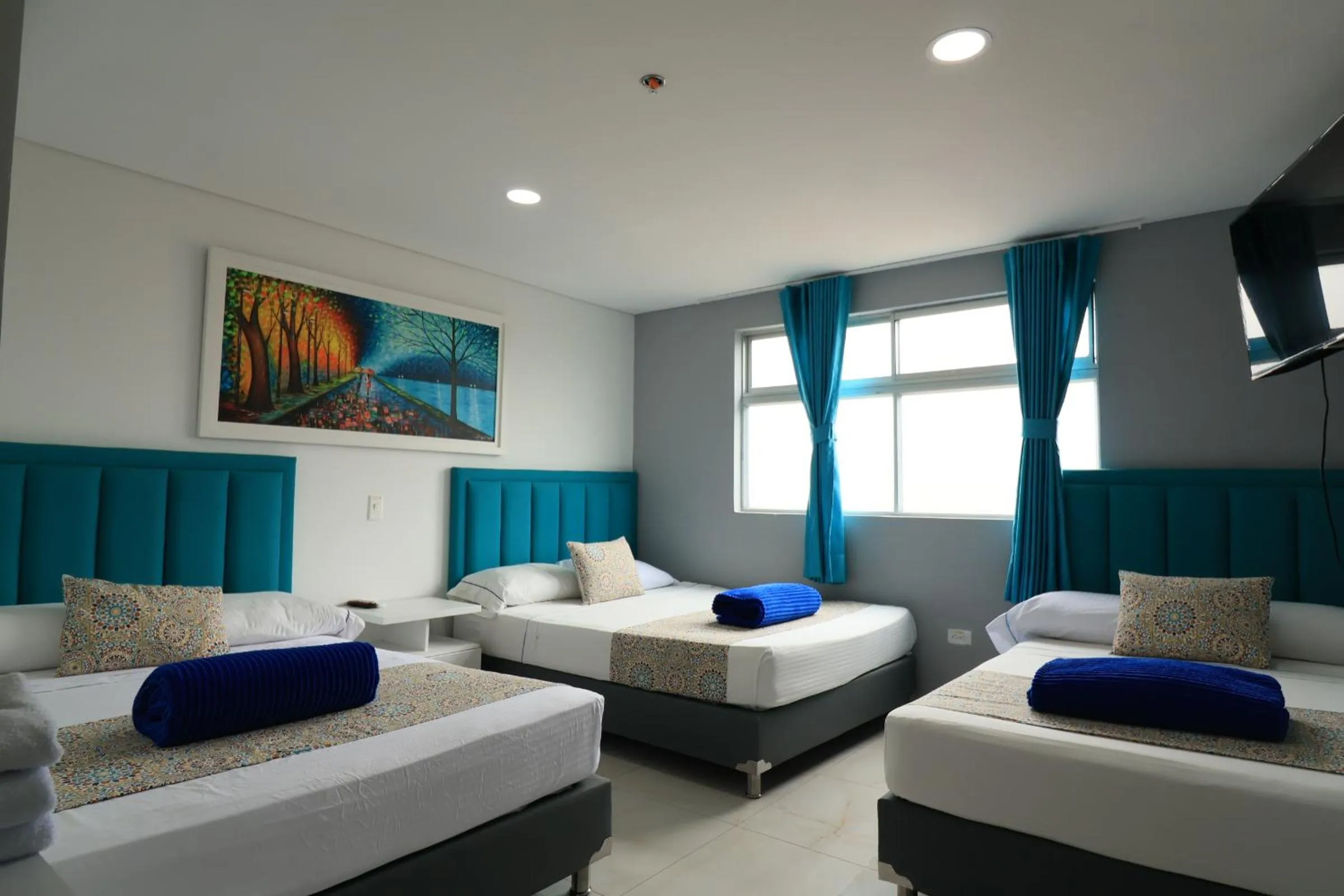 Shower, Bed in El Oscar Hotel