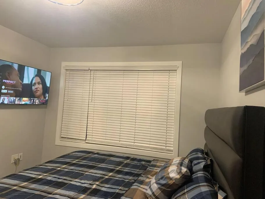 Bedroom, Bed in Luxurious 3 BR Villa with free parking - King Bed