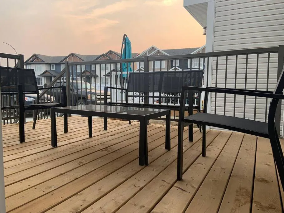 Patio in Luxurious 3 BR Villa with free parking - King Bed