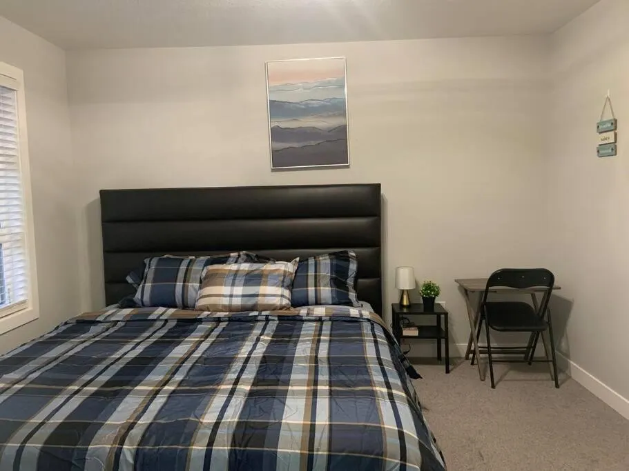 Bedroom, Bed in Luxurious 3 BR Villa with free parking - King Bed