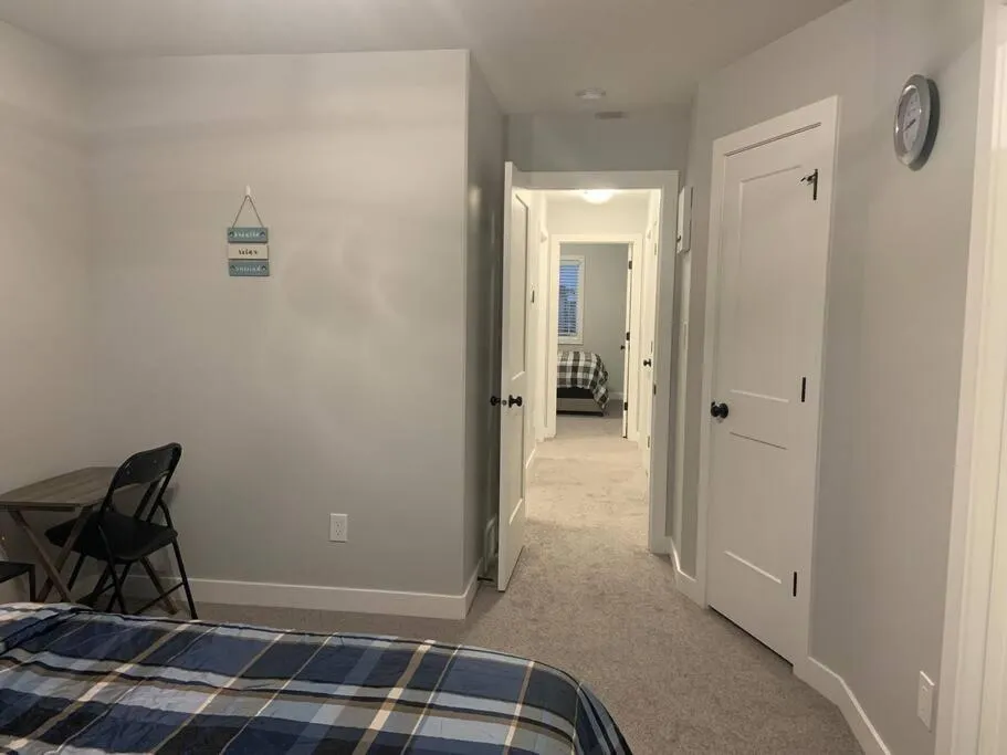 Bedroom, Bed in Luxurious 3 BR Villa with free parking - King Bed