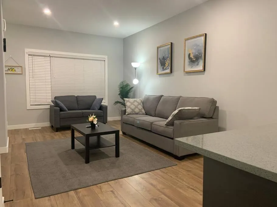 Living room in Luxurious 3 BR Villa with free parking - King Bed