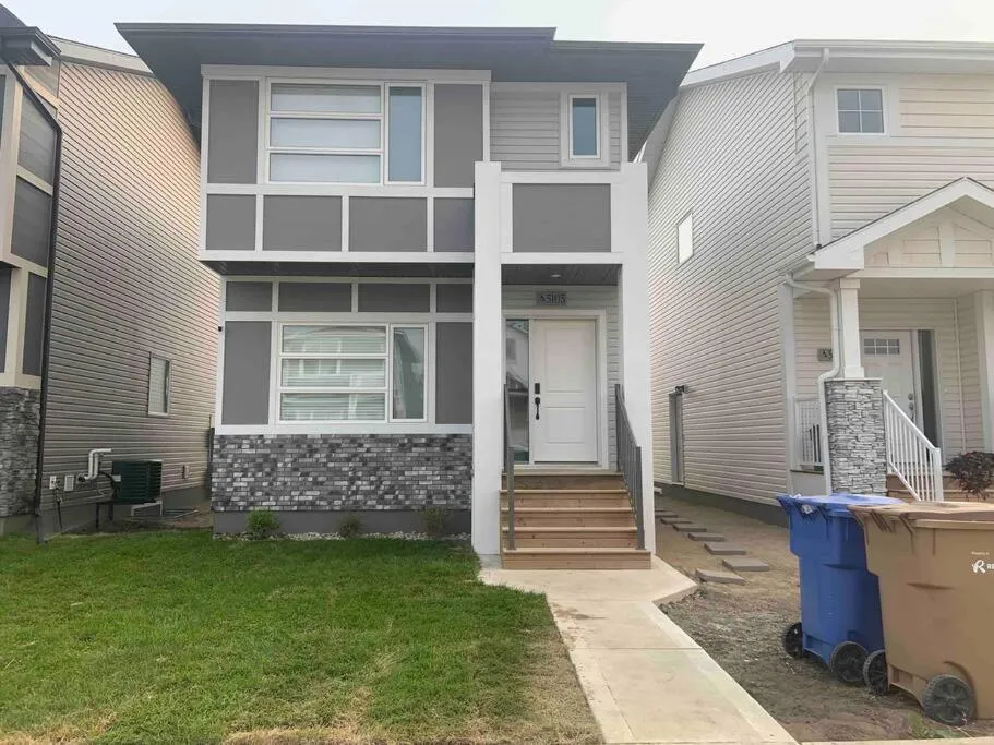 Property building in Luxurious 3 BR Villa with free parking - King Bed