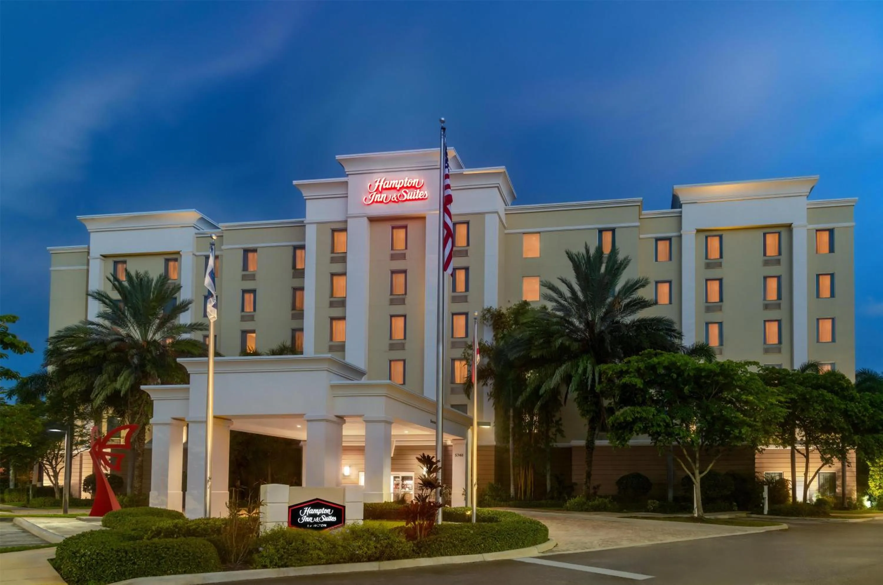 Property building in Hampton Inn and Suites Coconut Creek