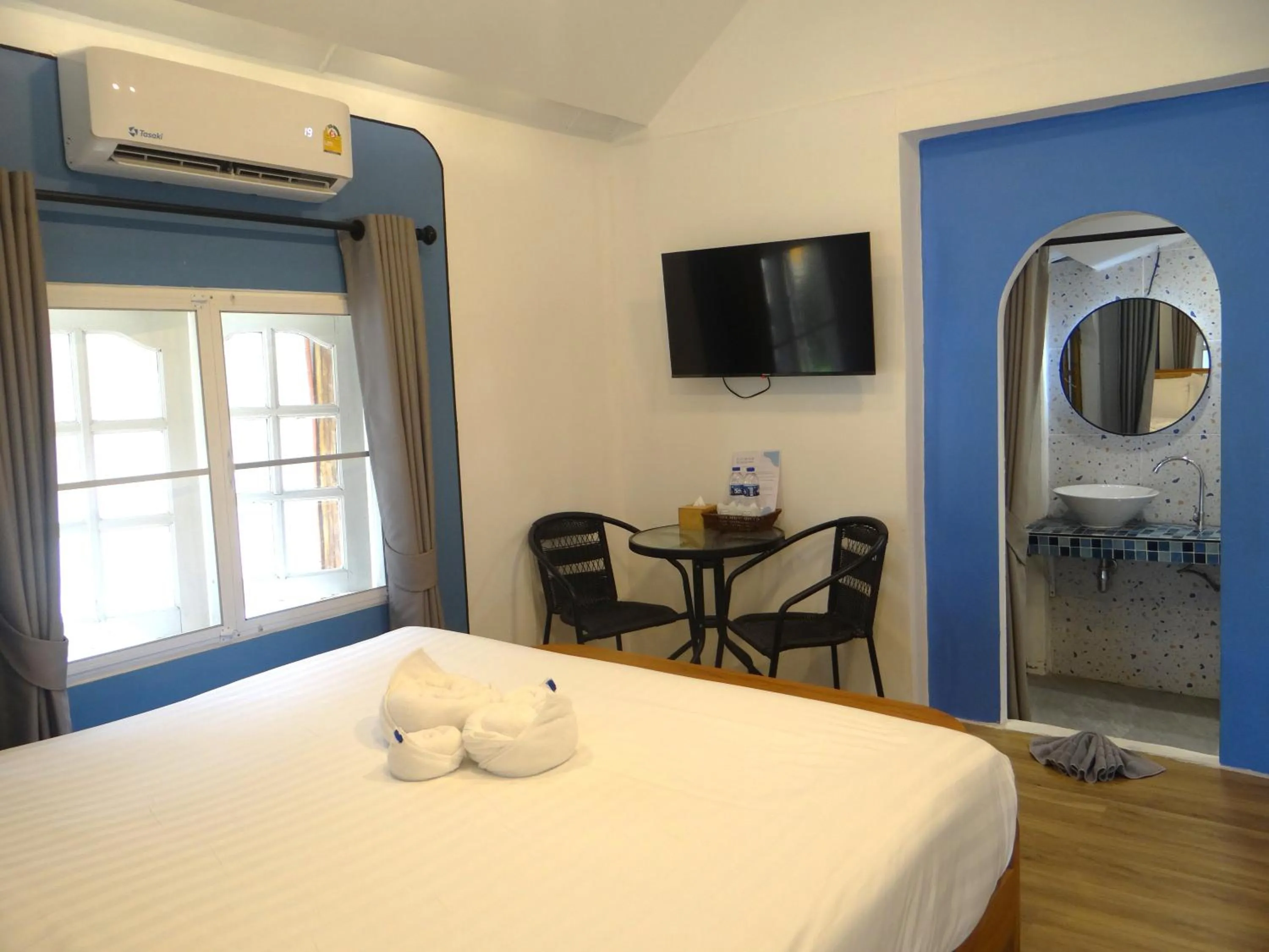 Bathroom, Bed in PAN Beachfront Resort Krabi