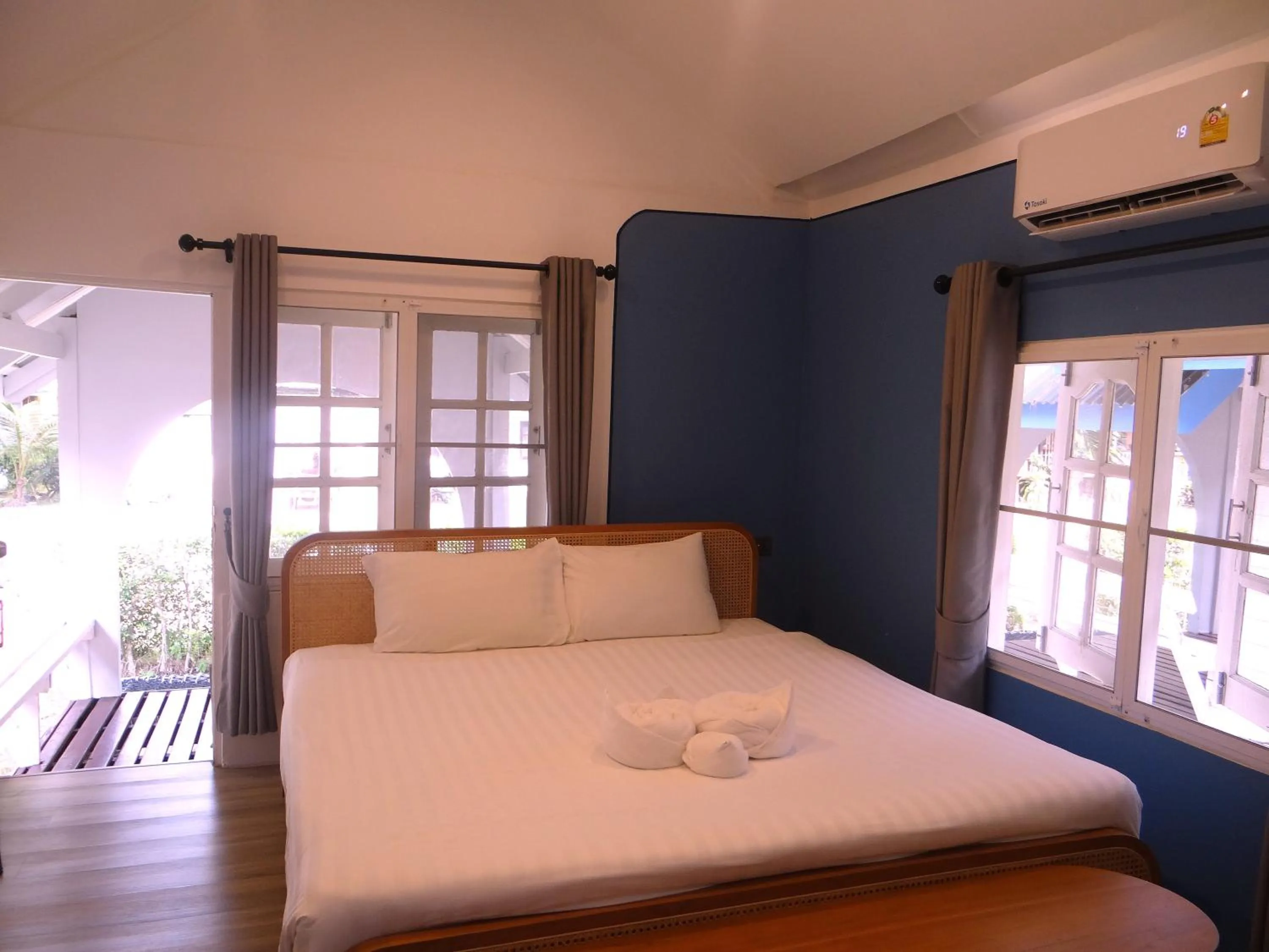 Bedroom, Bed in PAN Beachfront Resort Krabi