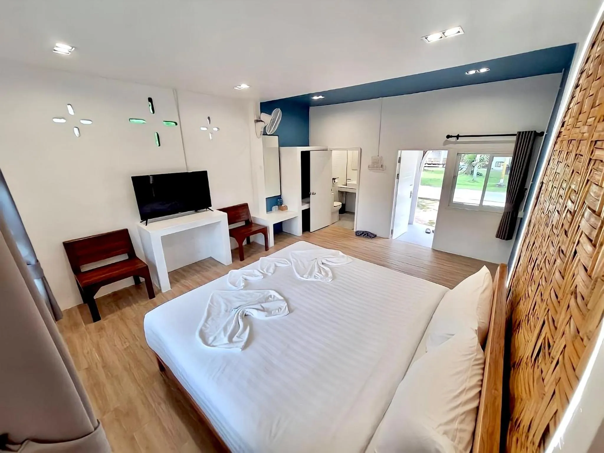 Bed in PAN Beachfront Resort Krabi