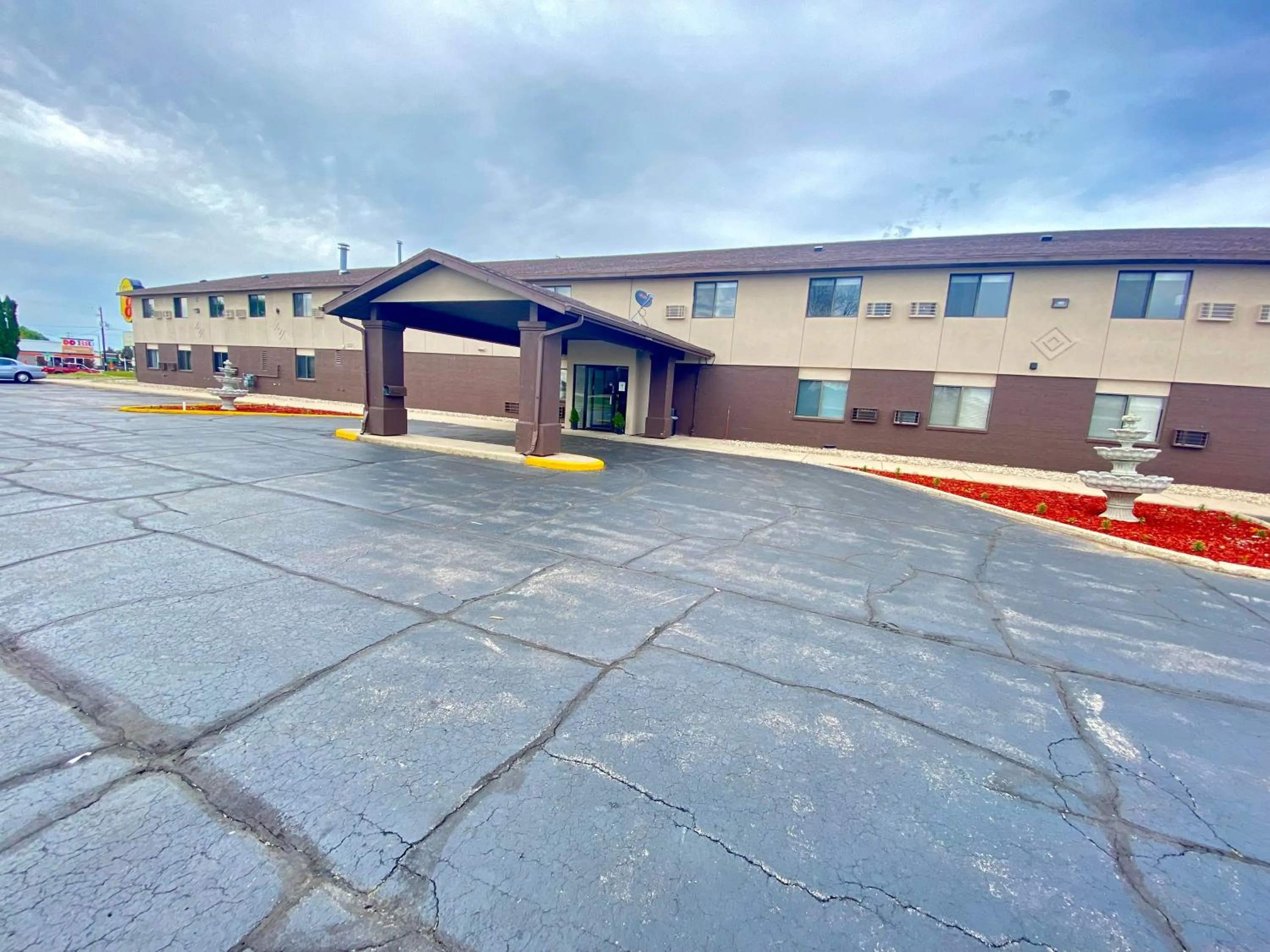 Super 8 by Wyndham Oshkosh Airport