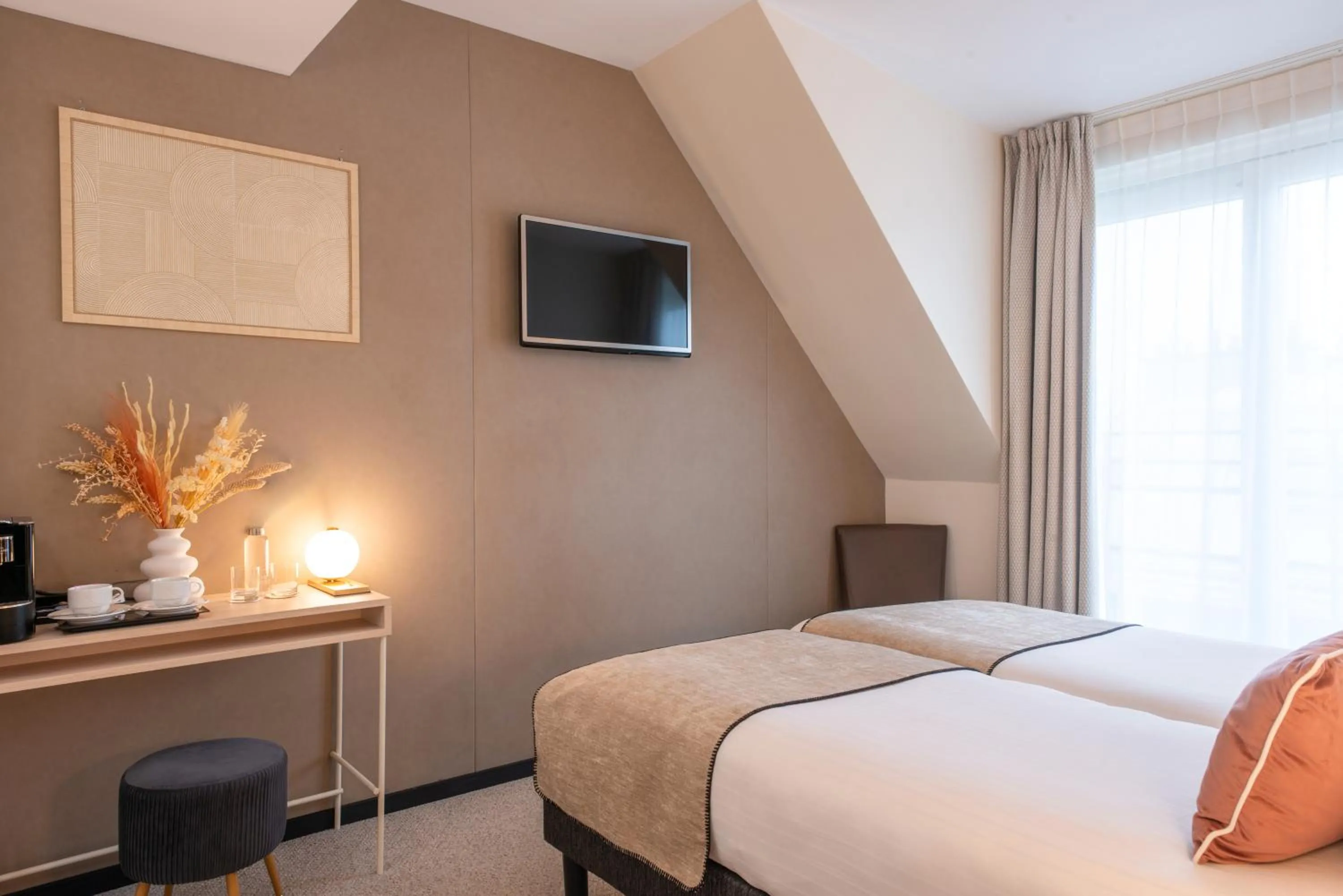 Photo of the whole room, Bed in Helussi Hôtel