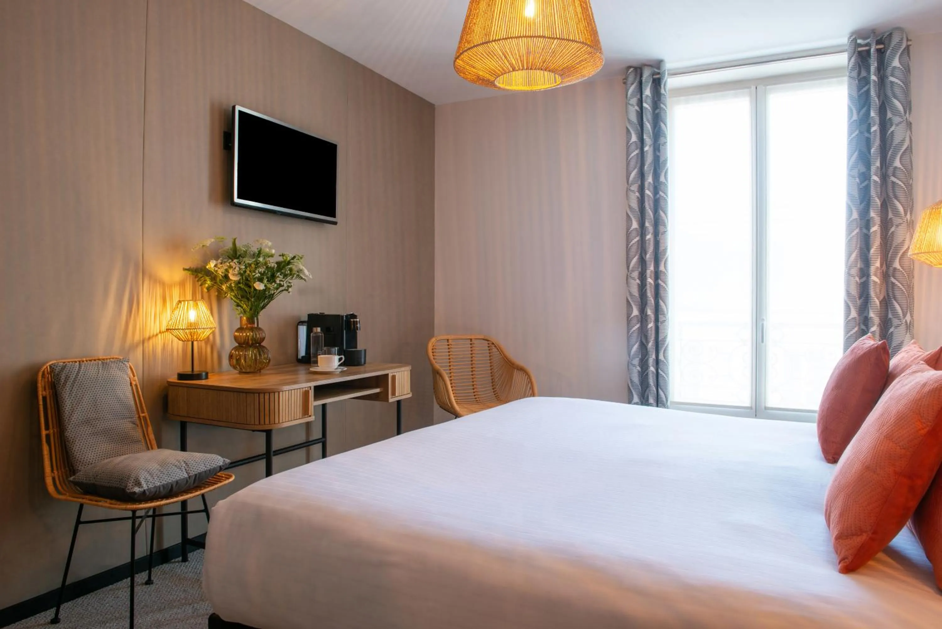 Photo of the whole room, Bed in Helussi Hôtel