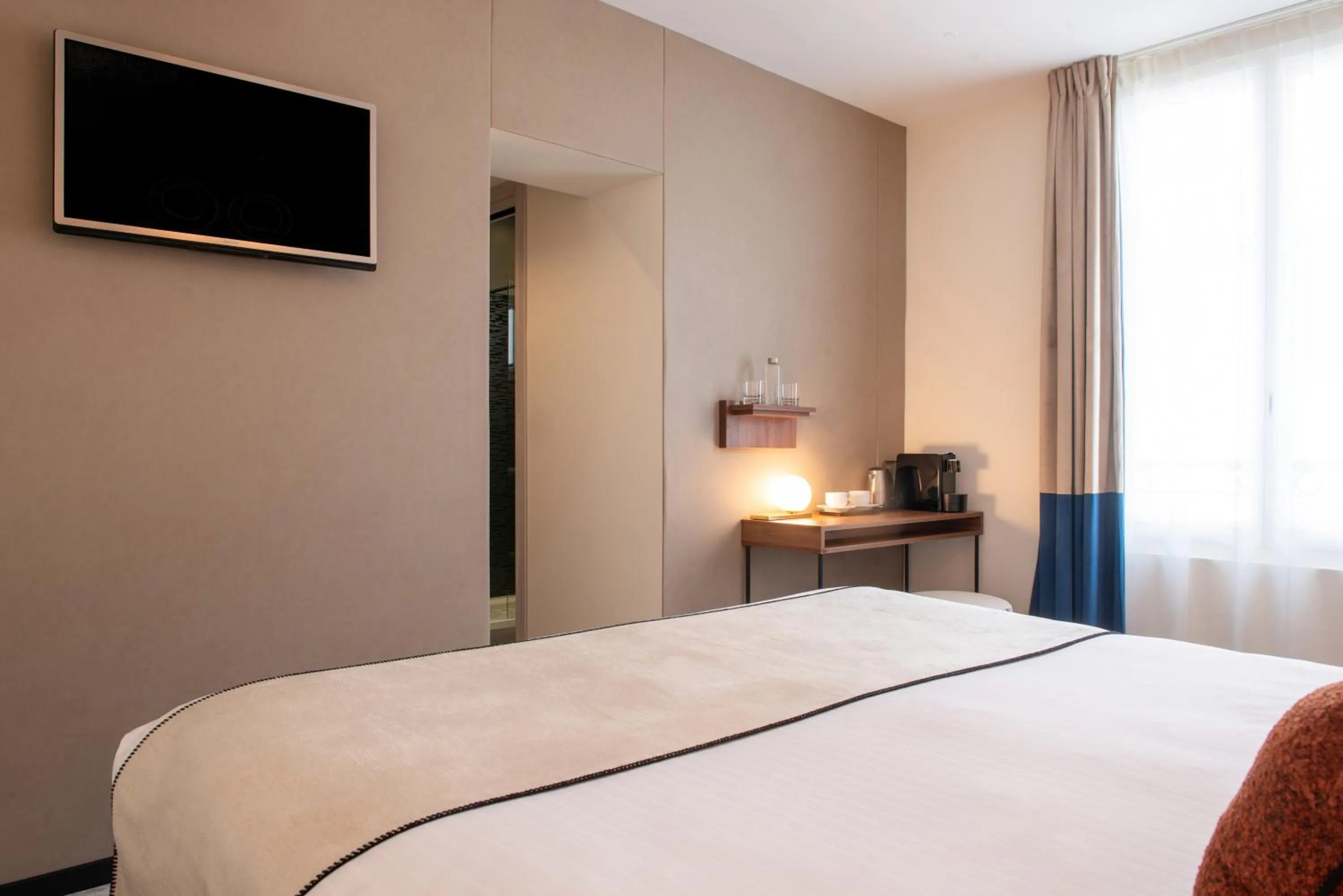 Photo of the whole room, Bed in Helussi Hôtel