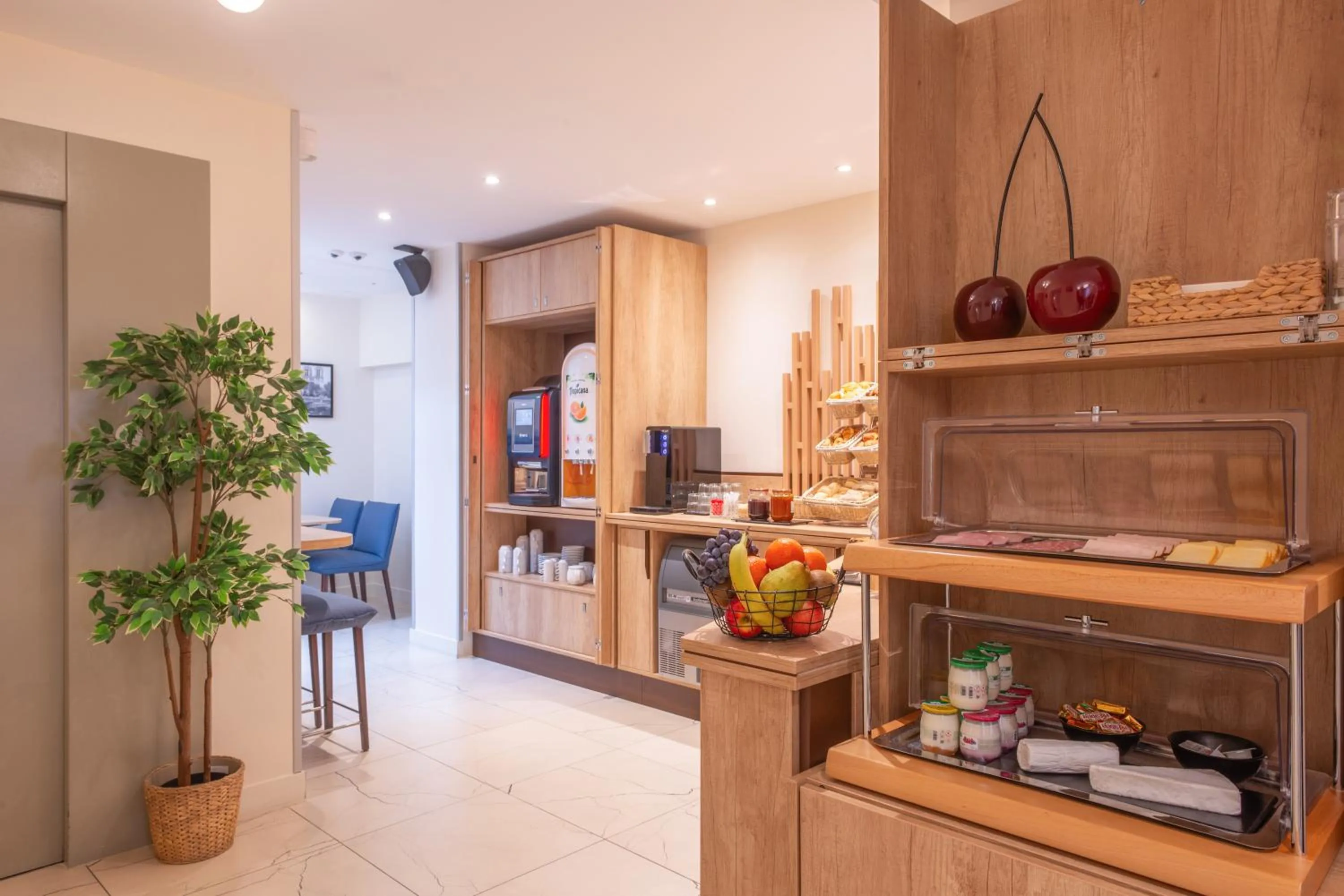 Buffet breakfast in Helussi Hôtel