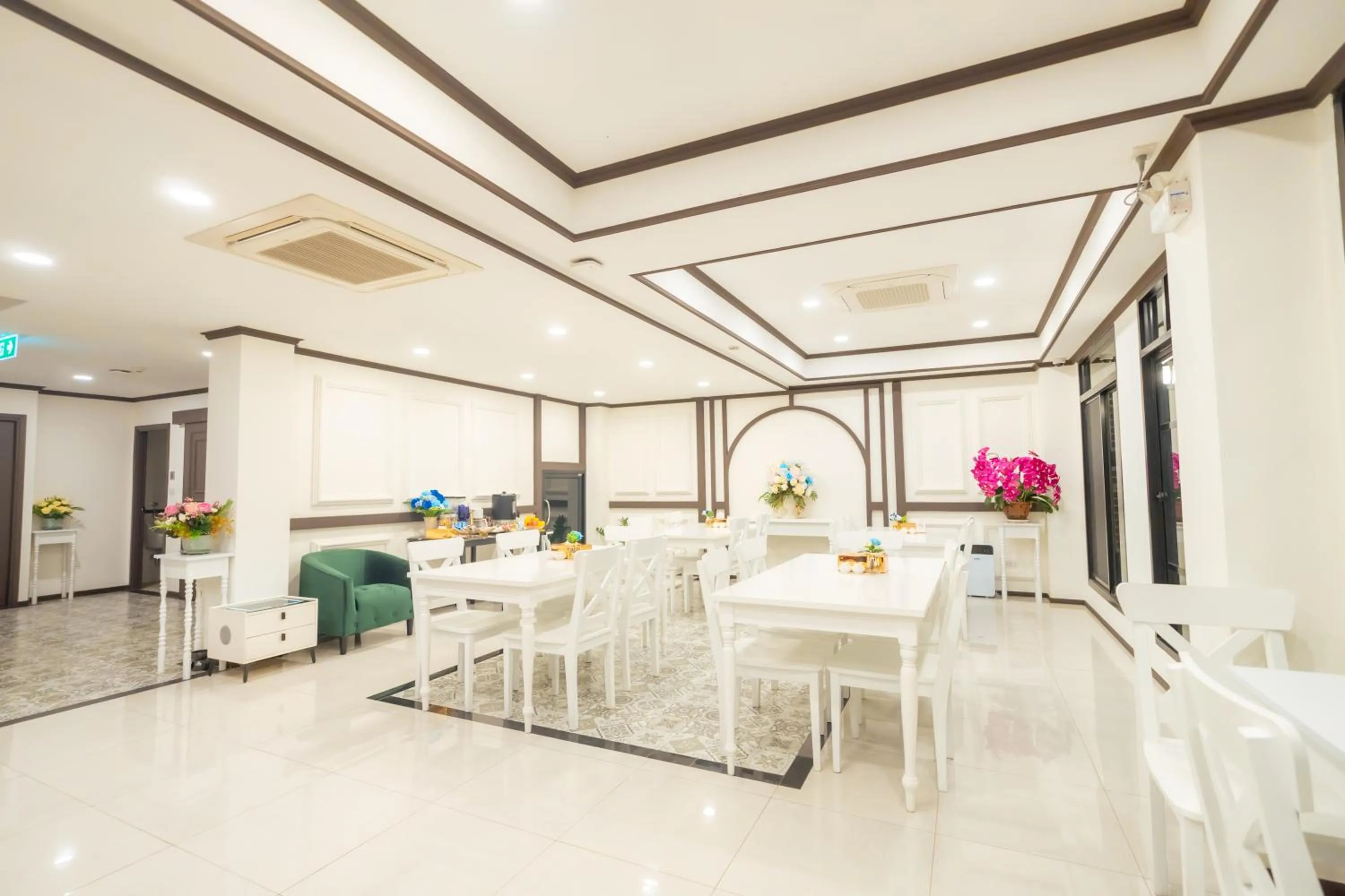 Restaurant/places to eat in Le ville lanna Chiang Mai Gate Old Town Hotel