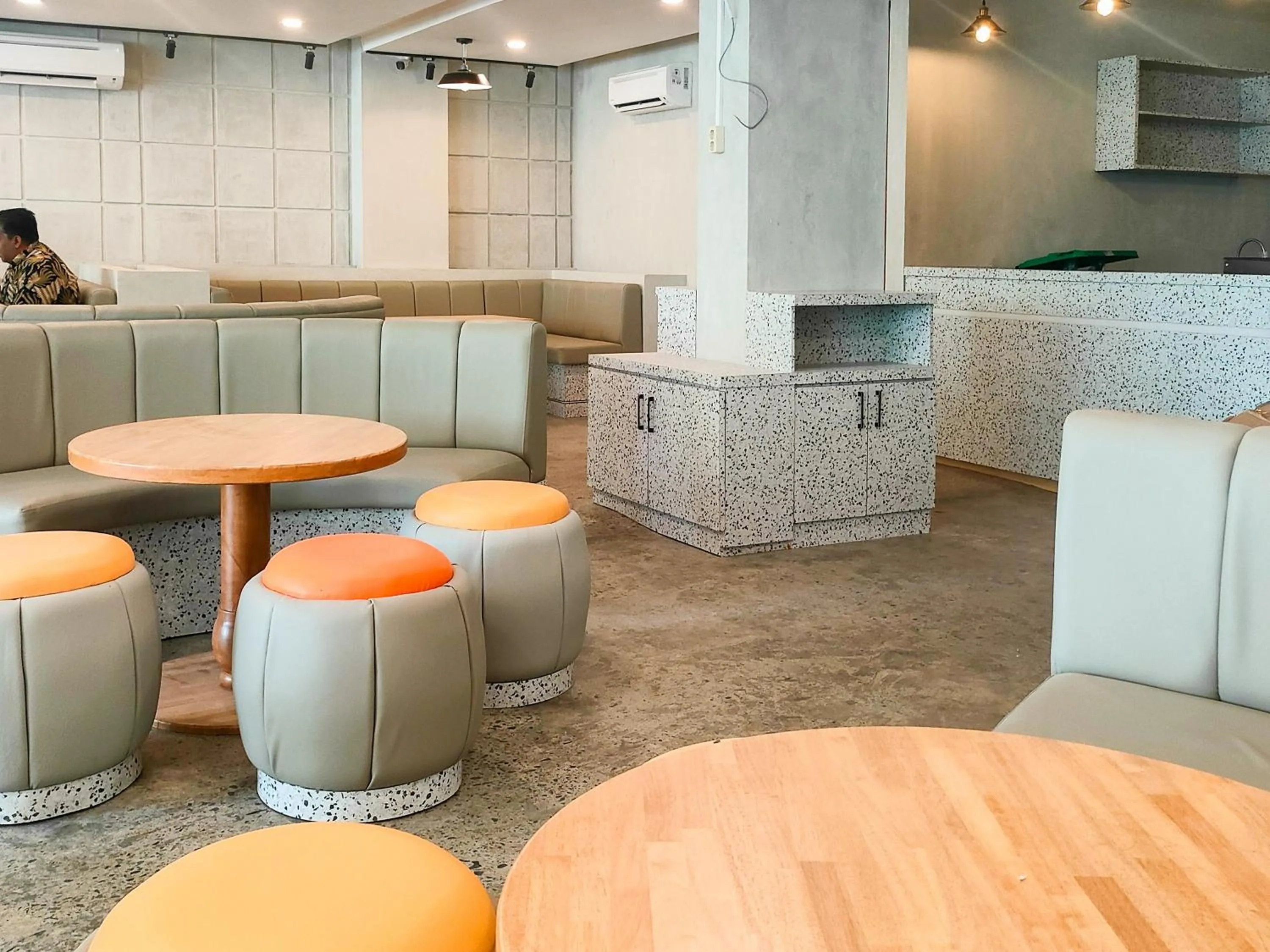 Seating area in Travel Biz Hotel Medan Mitra RedDoorz