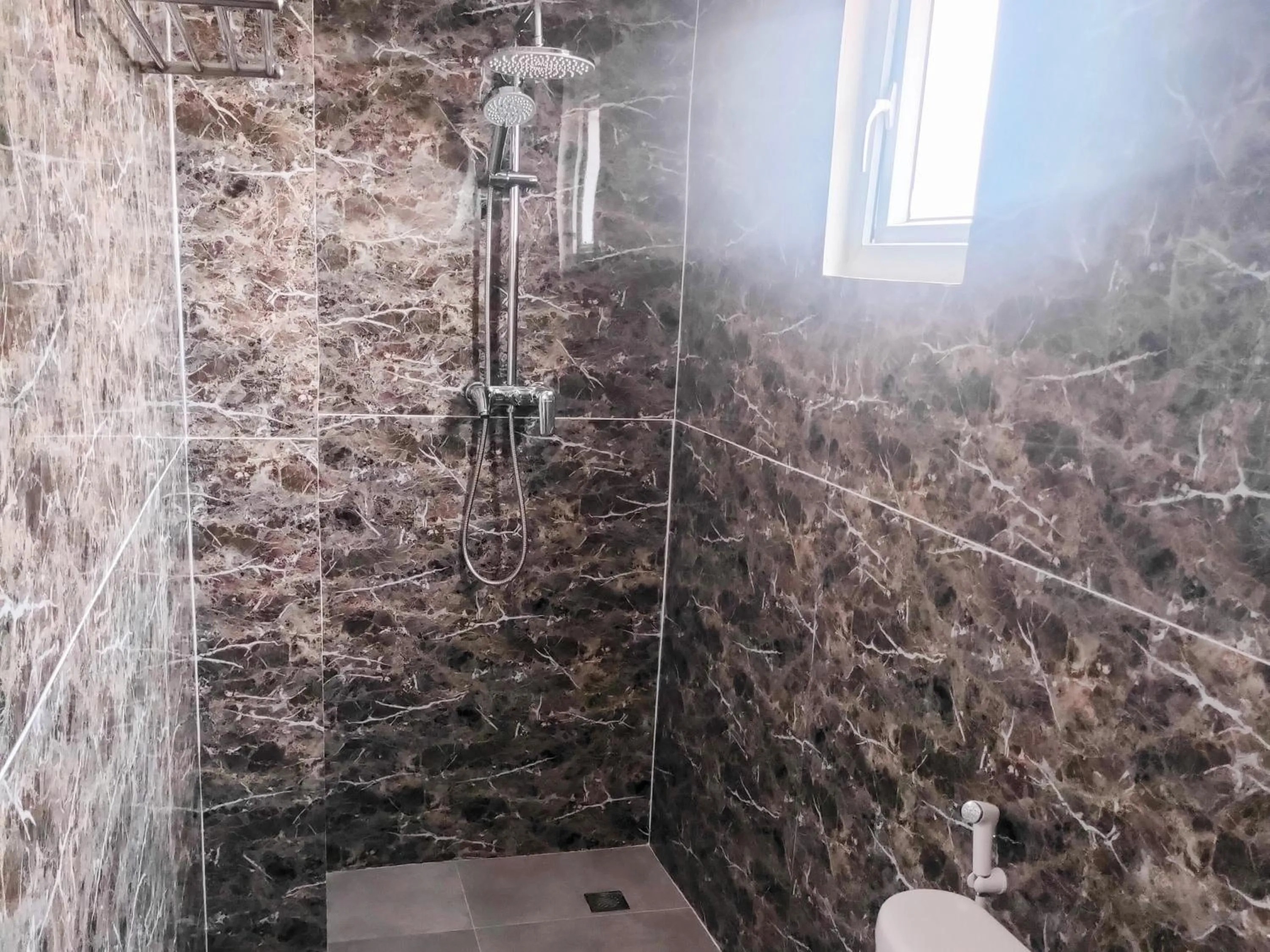 Shower in Travel Biz Hotel Medan Mitra RedDoorz