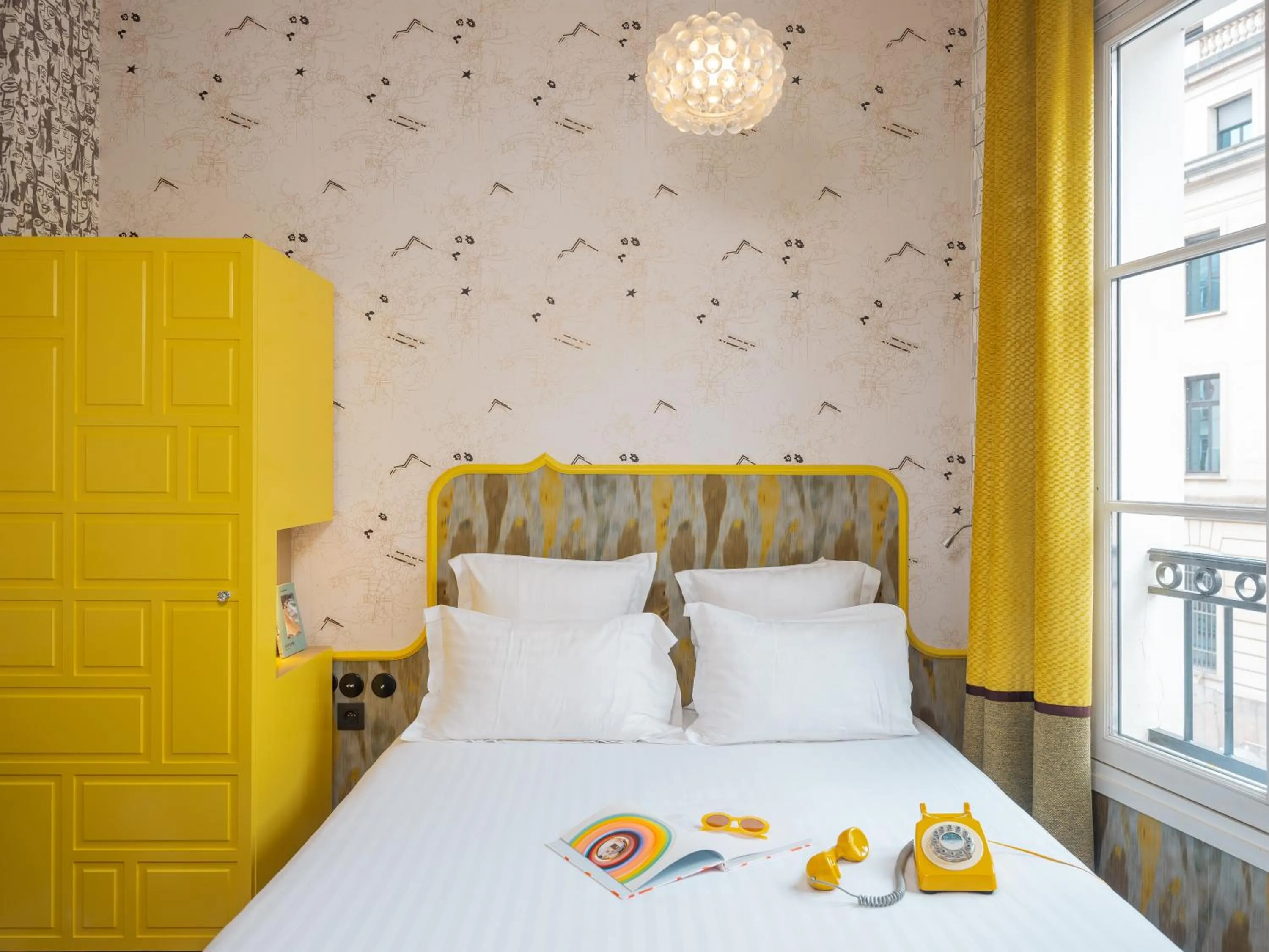 Bed in Hôtel Crayon Rouge - Louvre Palais Royal