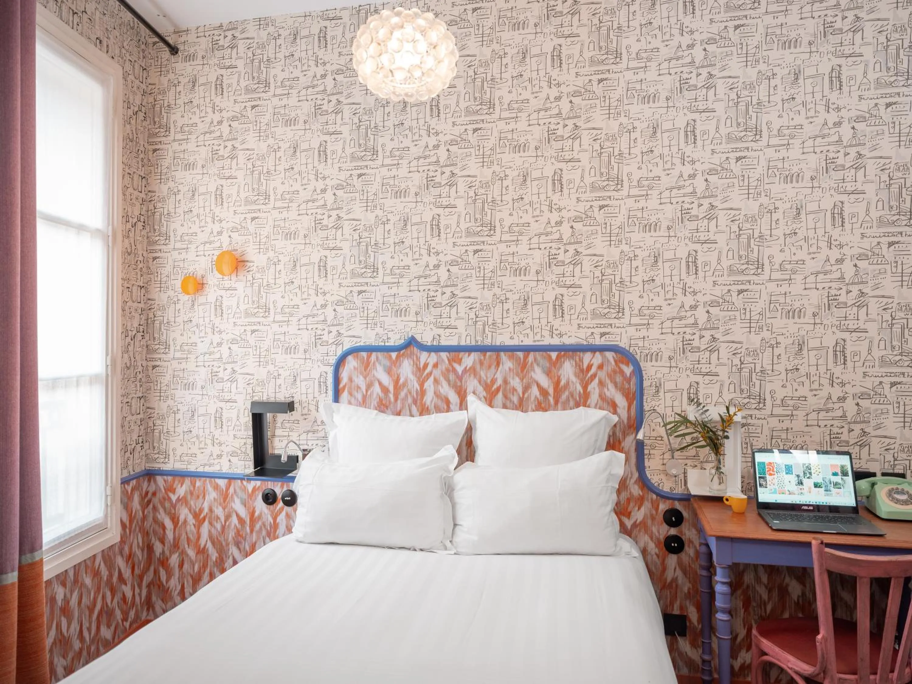 Bedroom, Bed in Hôtel Crayon Rouge - Louvre Palais Royal