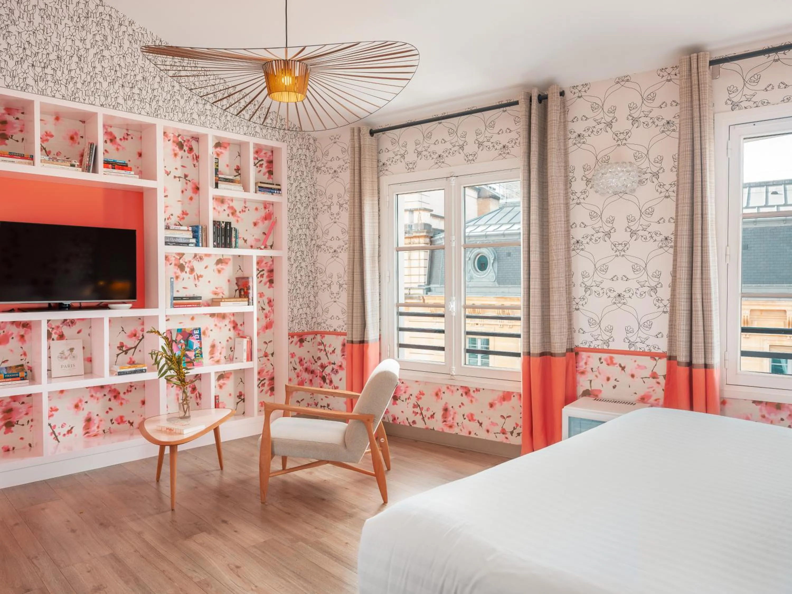 Bedroom, Bed in Hôtel Crayon Rouge - Louvre Palais Royal