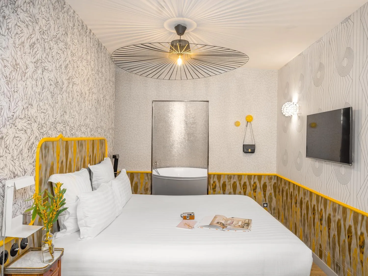 Bed in Hôtel Crayon Rouge - Louvre Palais Royal