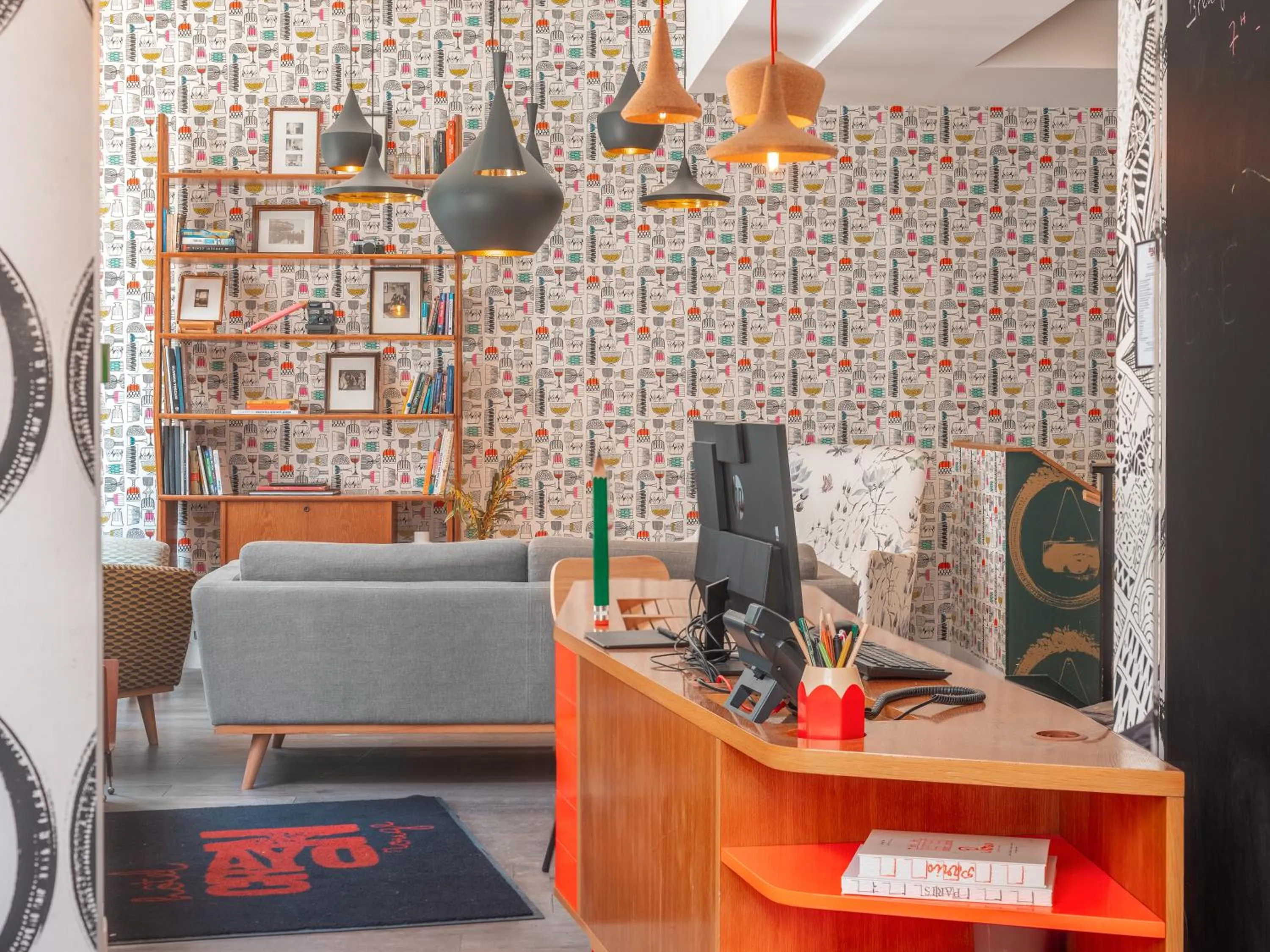 Lobby or reception in Hôtel Crayon Rouge - Louvre Palais Royal