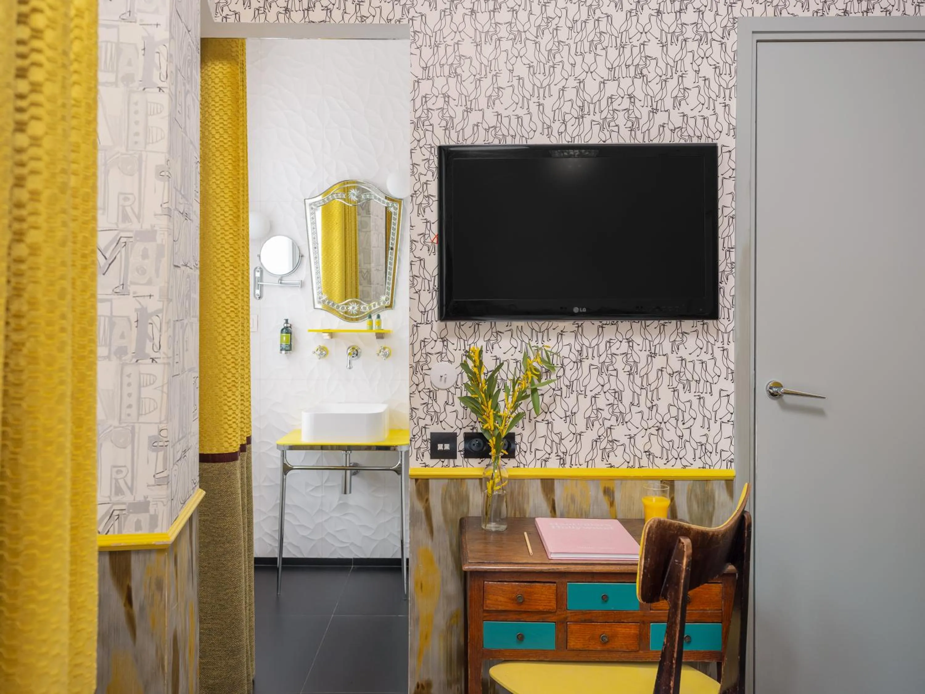 Bedroom in Hôtel Crayon Rouge - Louvre Palais Royal