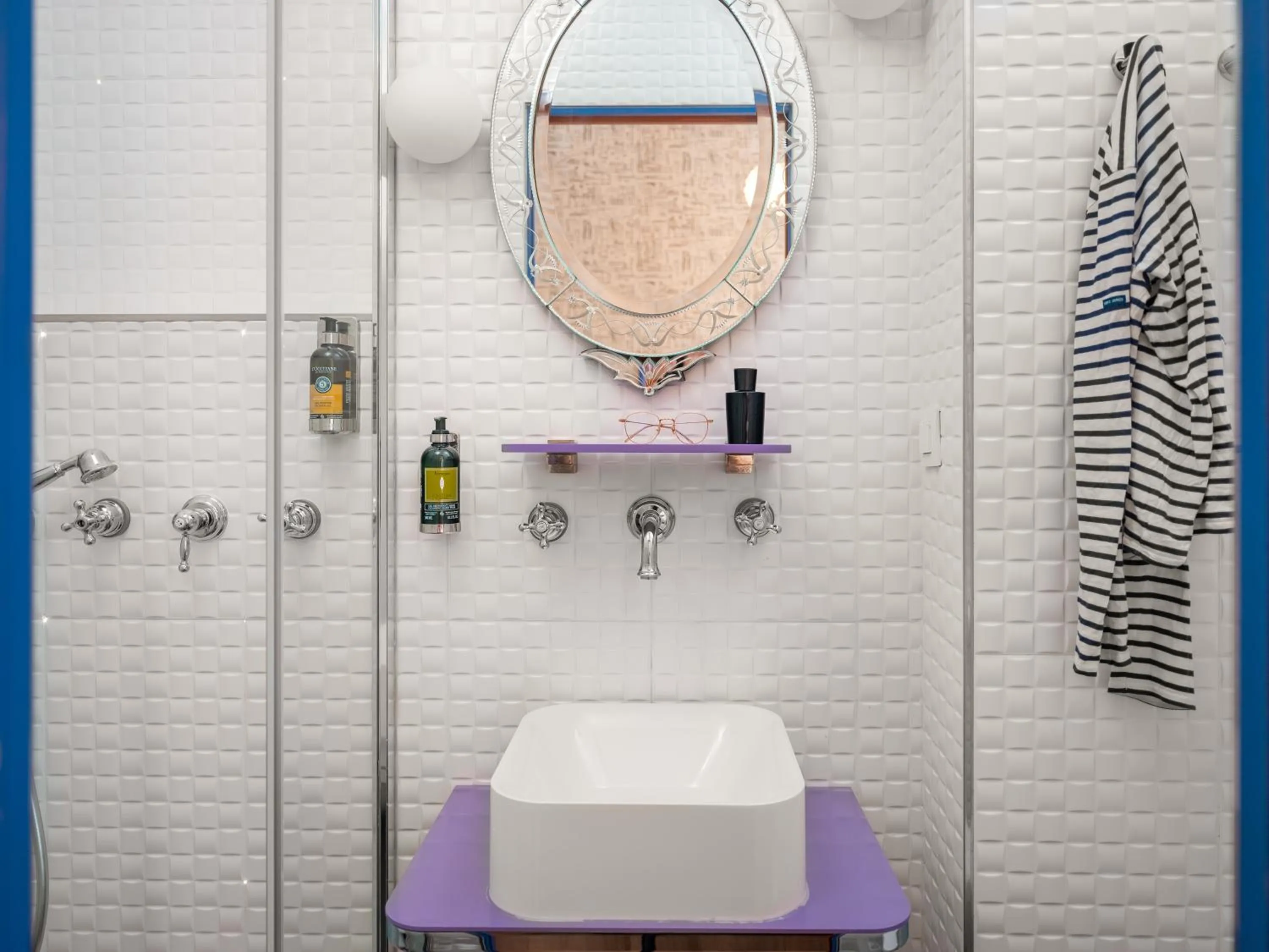 Bathroom in Hôtel Crayon Rouge - Louvre Palais Royal
