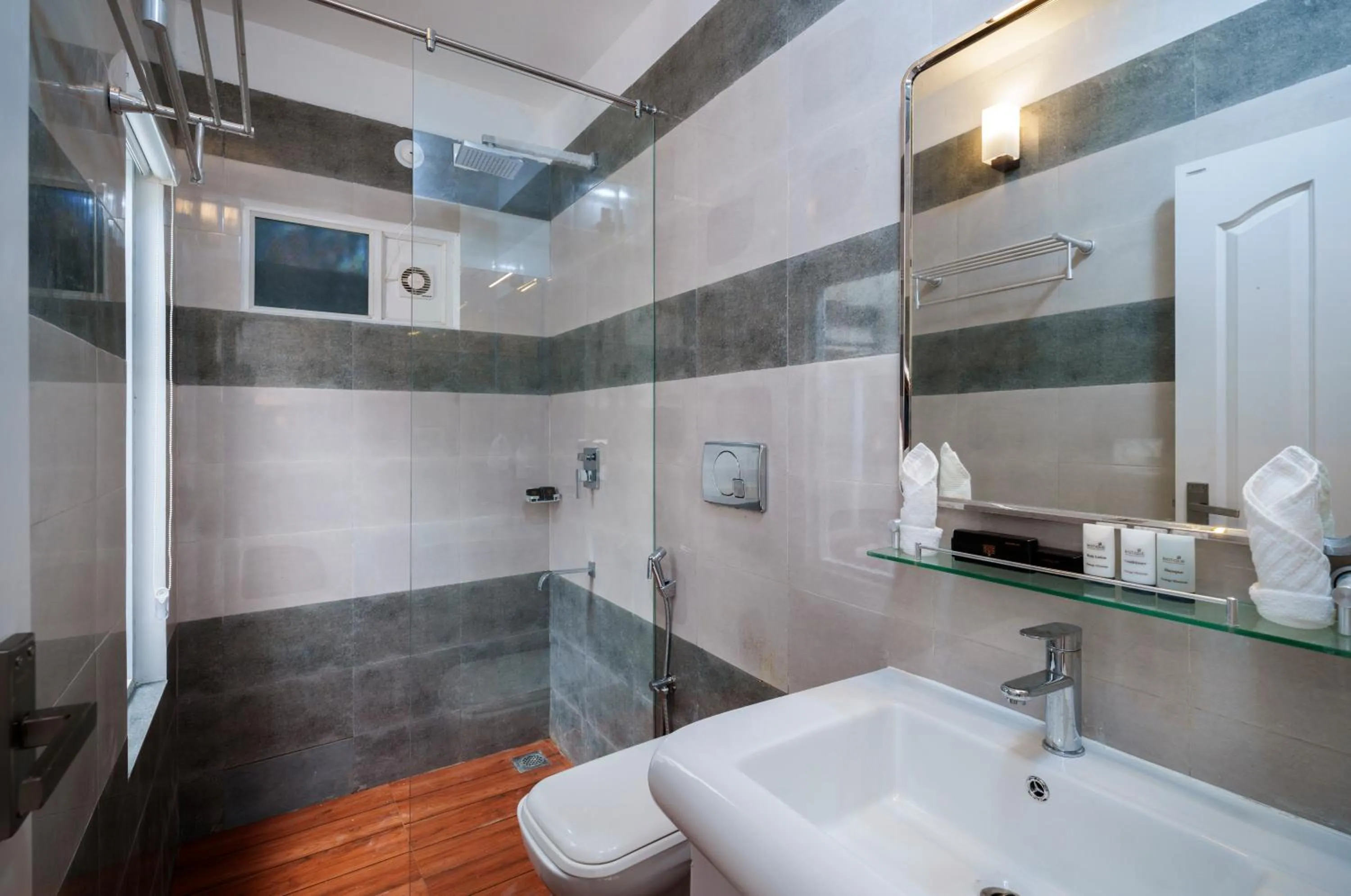 Shower in Eden Woods Resorts and Spa