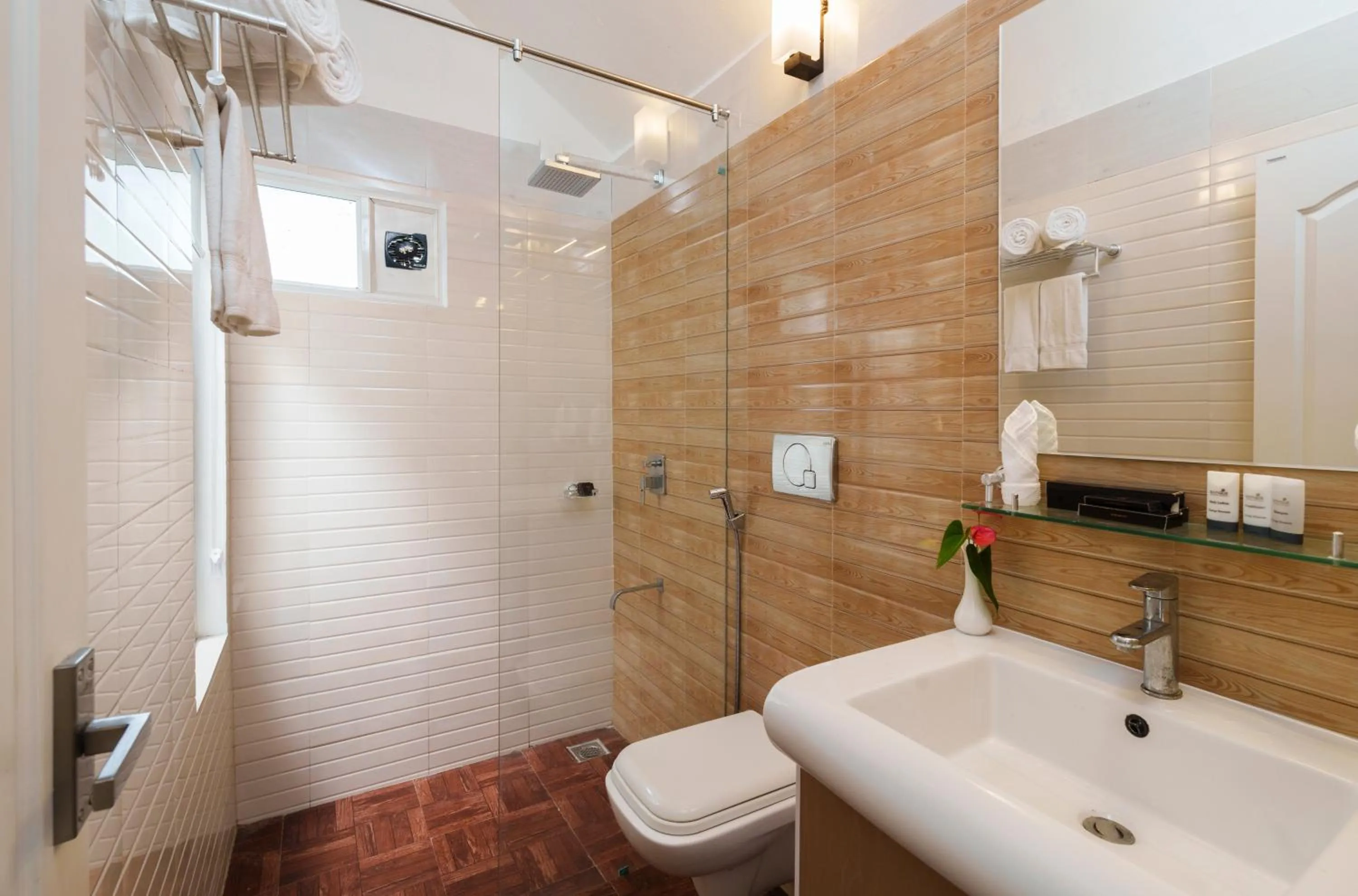 Shower in Eden Woods Resorts and Spa