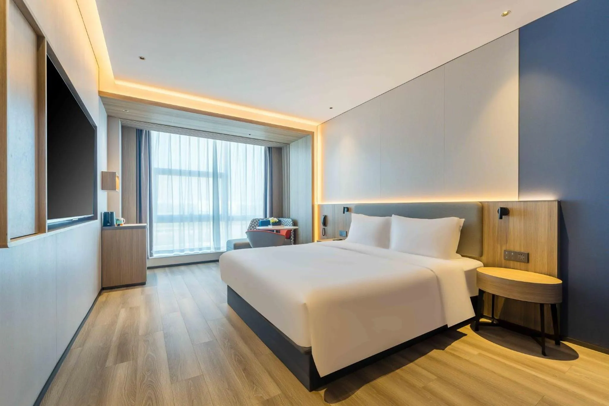 Photo of the whole room, Bed in Holiday Inn Express Hangzhou Airport by IHG