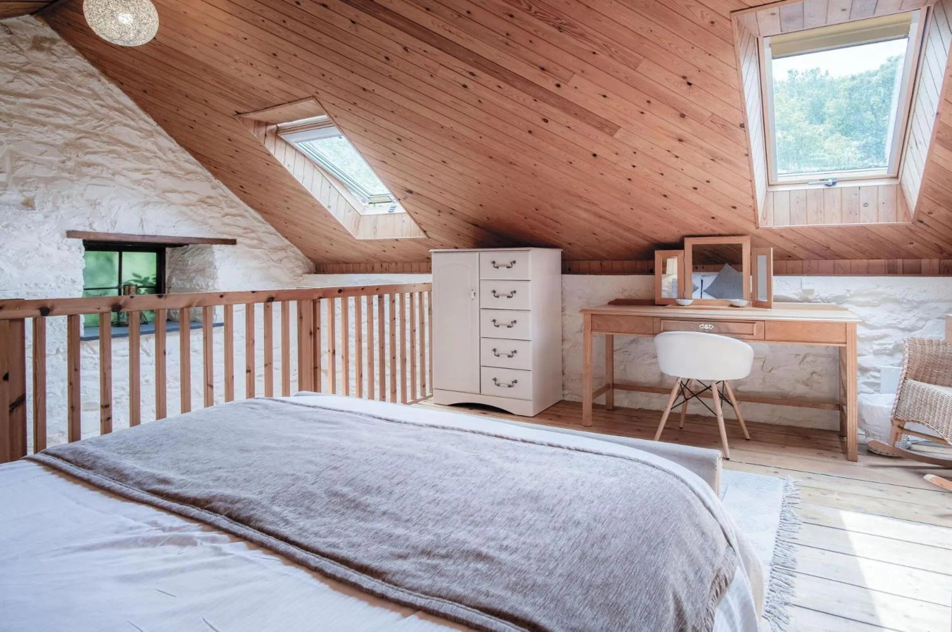 Floor plan, Bed in The Apple Store - 1 Bedroom Cottage - St Ishmaels