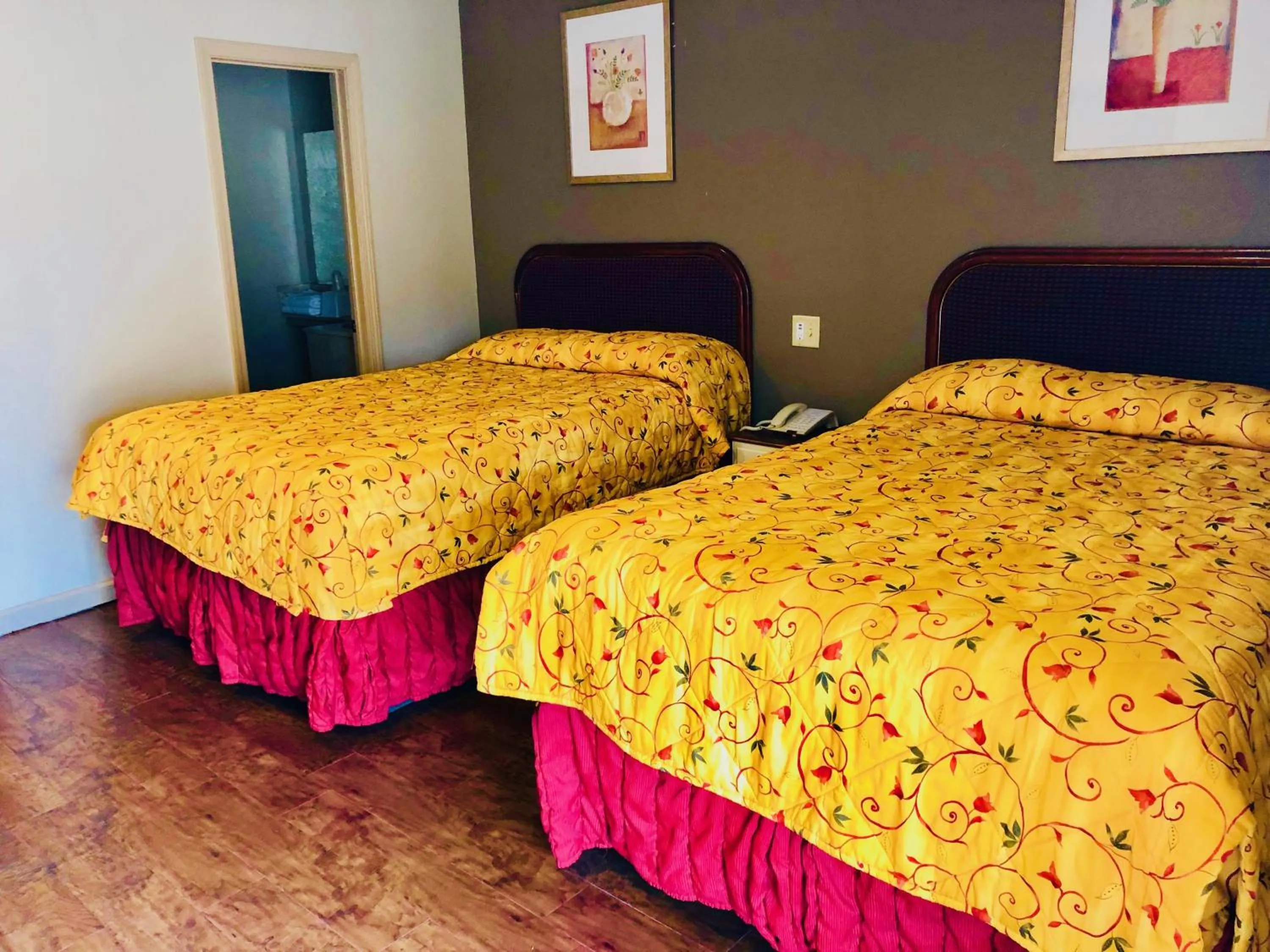 Bed in Sunset Inn Longview