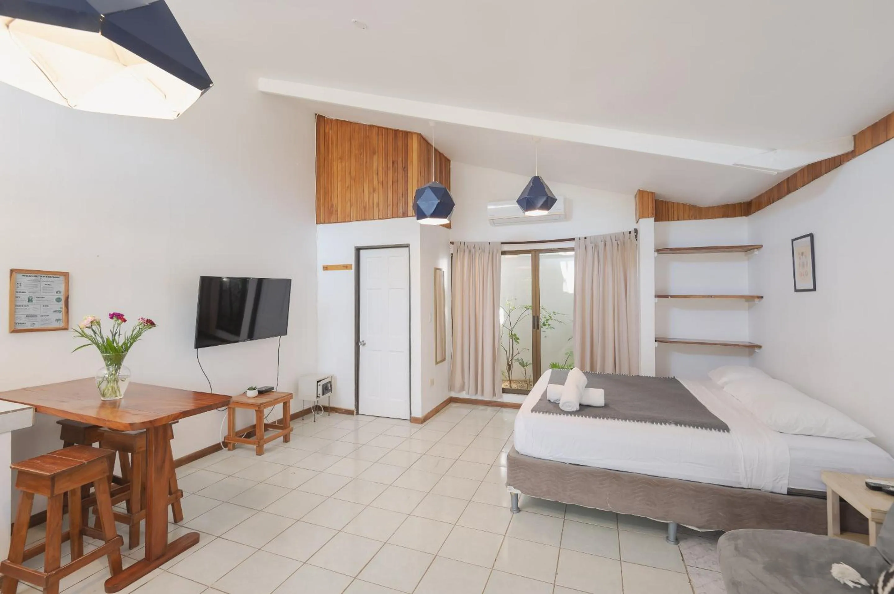 Bedroom, Bed in Maoritsio Garden Studios