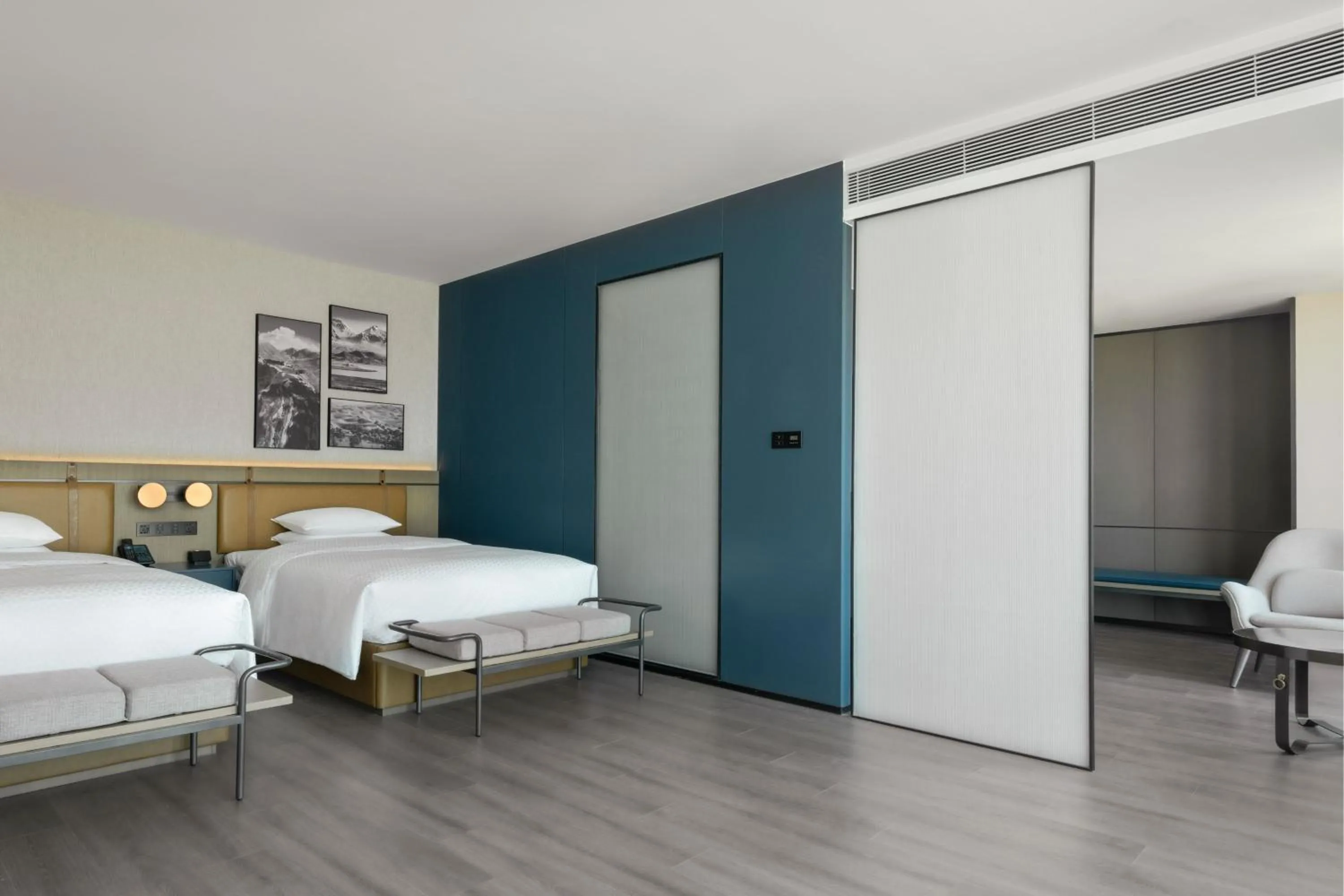 Photo of the whole room, Bed in Four Points by Sheraton Urumqi