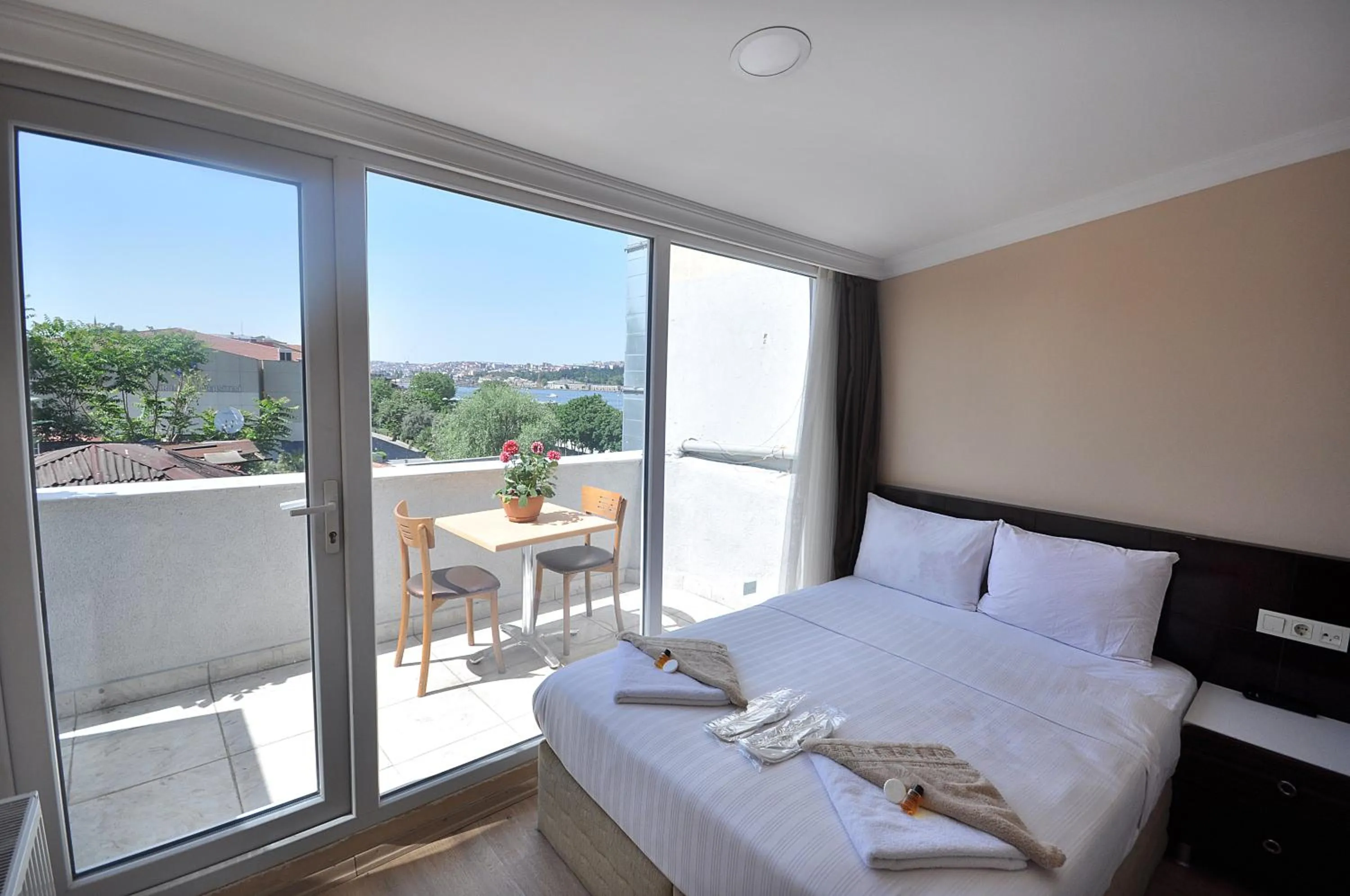 Balcony/Terrace, Bed in Hotel Baykal