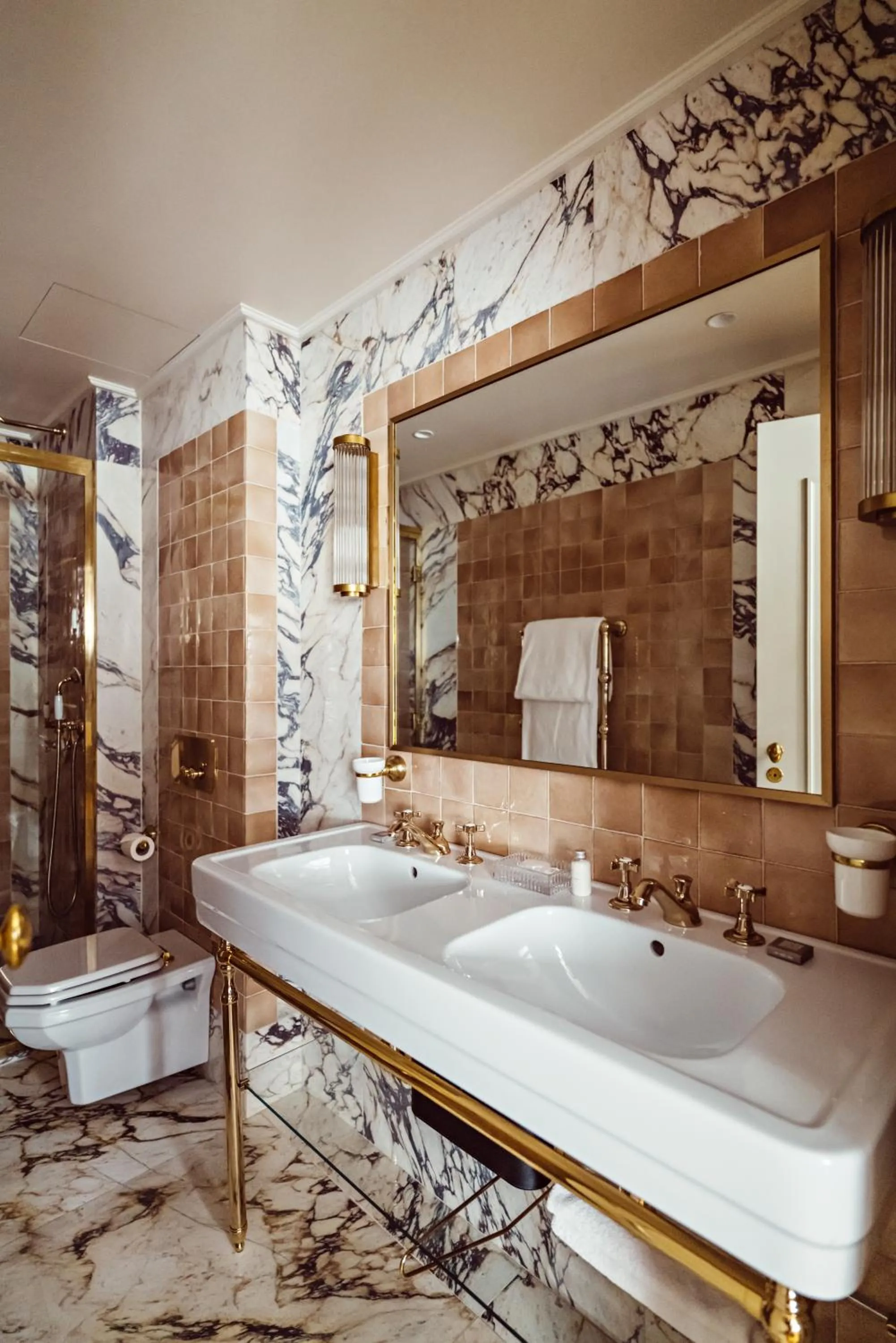 Bathroom in Hôtel Eldorado Paris