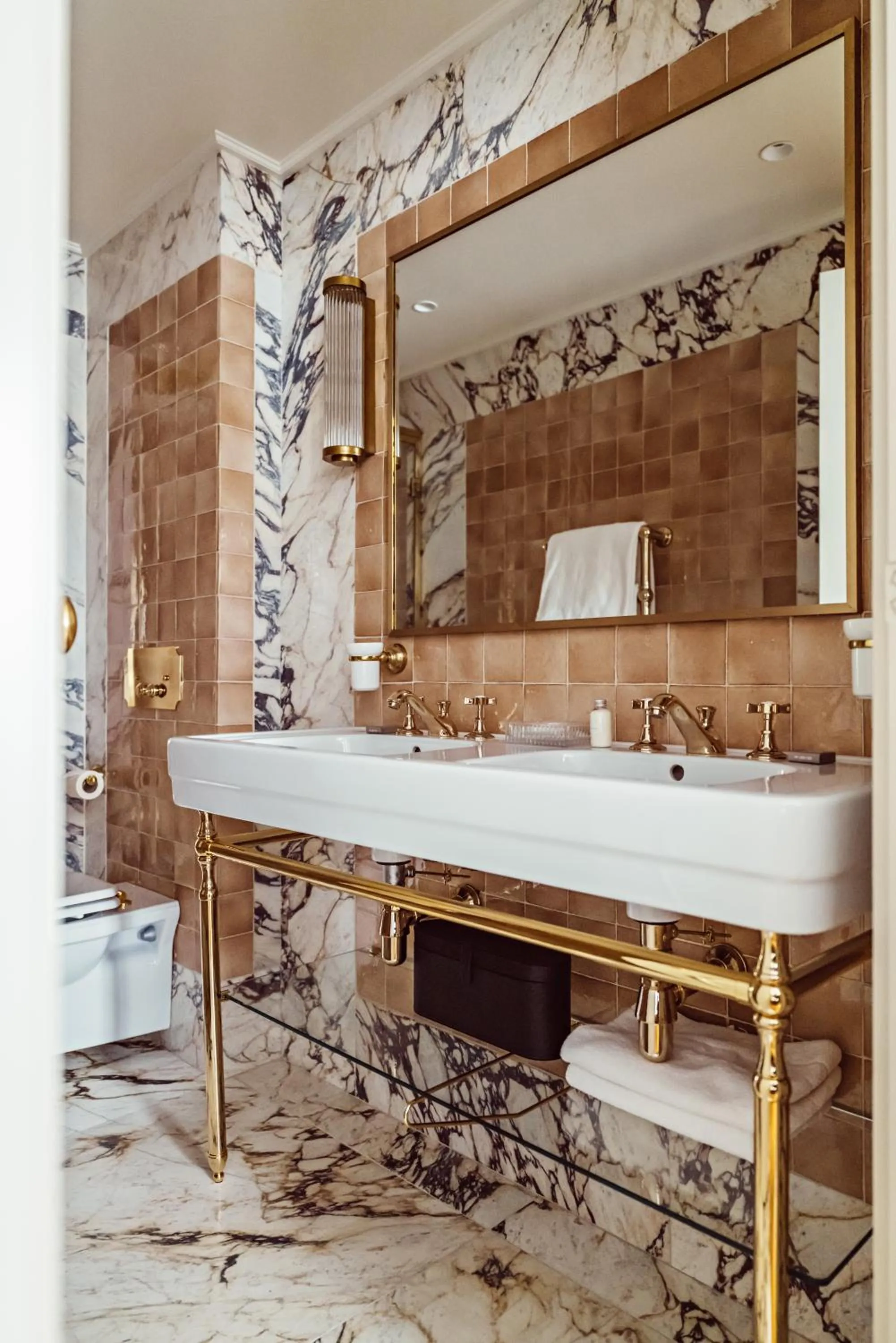 Shower in Hôtel Eldorado Paris