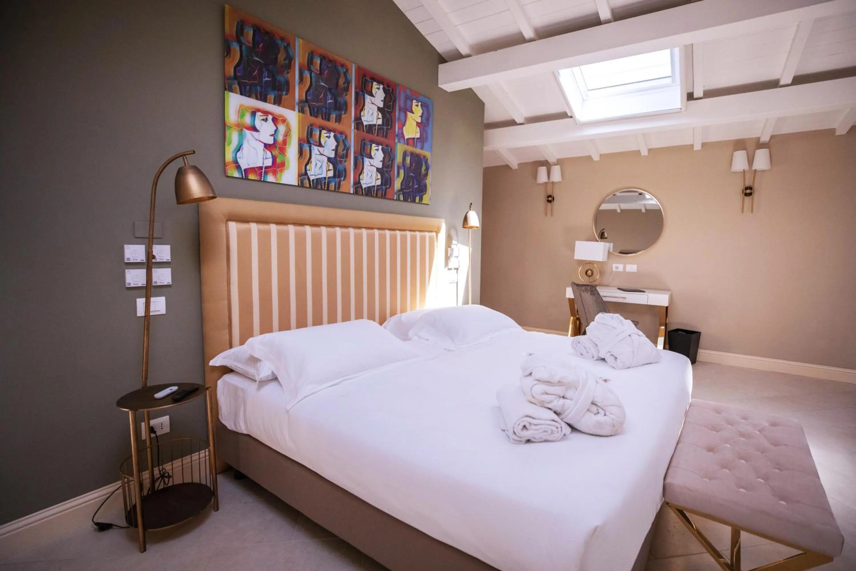 Photo of the whole room, Bed in Lanterne Magiche Ortigia Suites